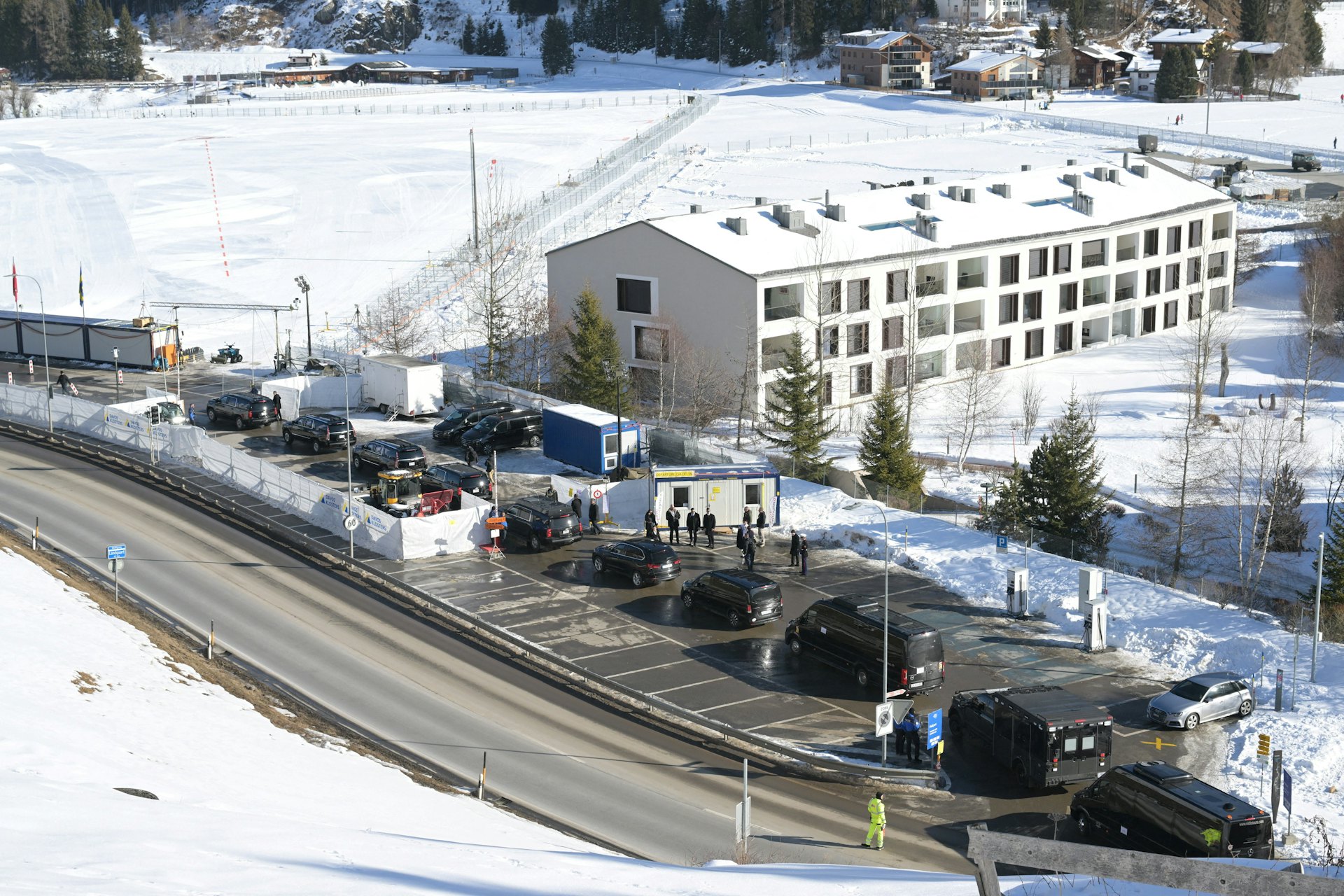 2026年1月21日,美國總統特朗普抵達蘇黎世之際,車隊停泊在達沃斯直升機場。(Reuters) 2026年1月21日,美國總統特朗普抵達蘇黎世之際,車隊停泊在達沃斯直升機場。(Reuters)