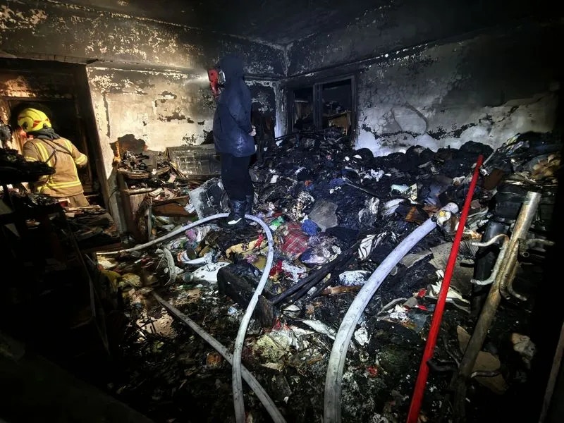 火災現場雜物堆積如山。（聯合新聞網）