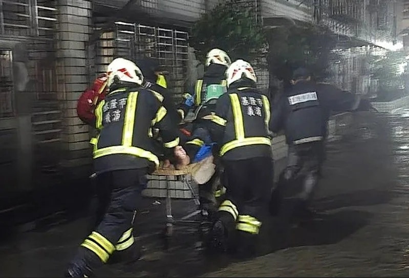 詹能傑因吸入濃煙嗆昏失聯，約一小時後被尋獲，送醫後不幸殉職。（聯合新聞網站）