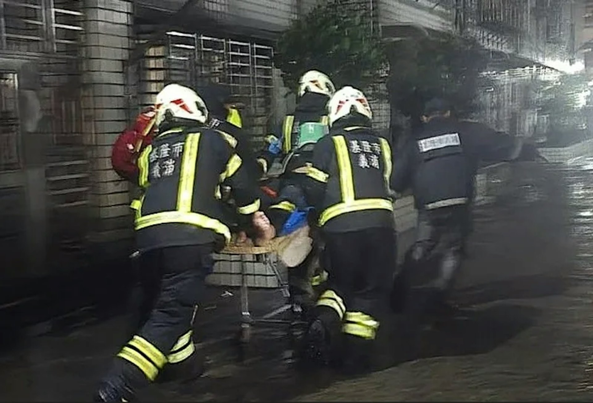 詹能傑因吸入濃煙嗆昏失聯,約一小時後被尋獲,送醫後不幸殉職。(聯合新聞網站) 詹能傑因吸入濃煙嗆昏失聯,約一小時後被尋獲,送醫後不幸殉職。(聯合新聞網站)