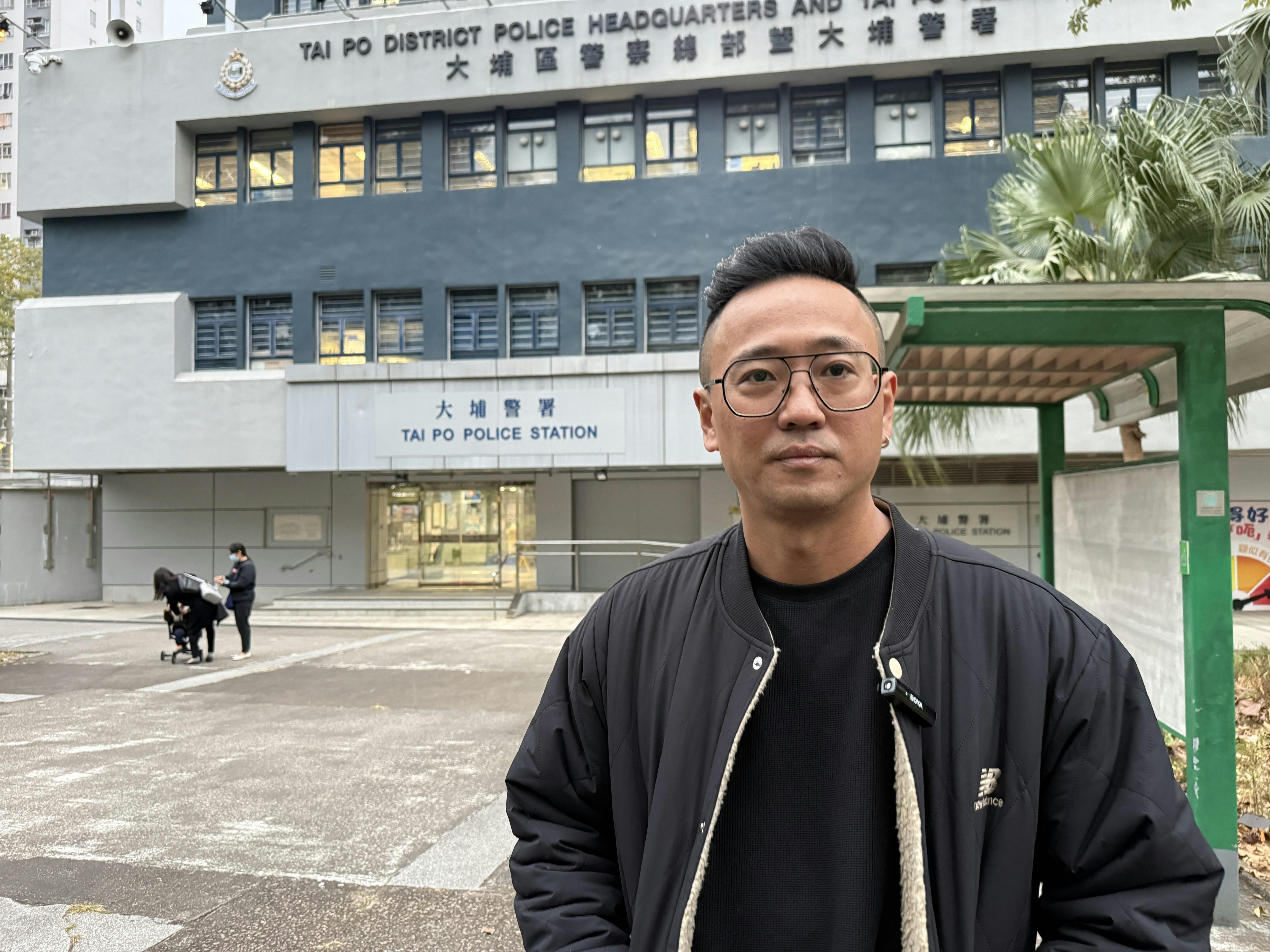 本身是宏福苑災民的戴先生，是收集有意原址重建意向的聯署人之一，對於網傳有年邁災民不想等原址重建而被恐嚇，收到訊息的電話號碼最後4個數字與其手機號碼相同，他懷疑被抺黑，已到警署備案。（羅日昇攝）