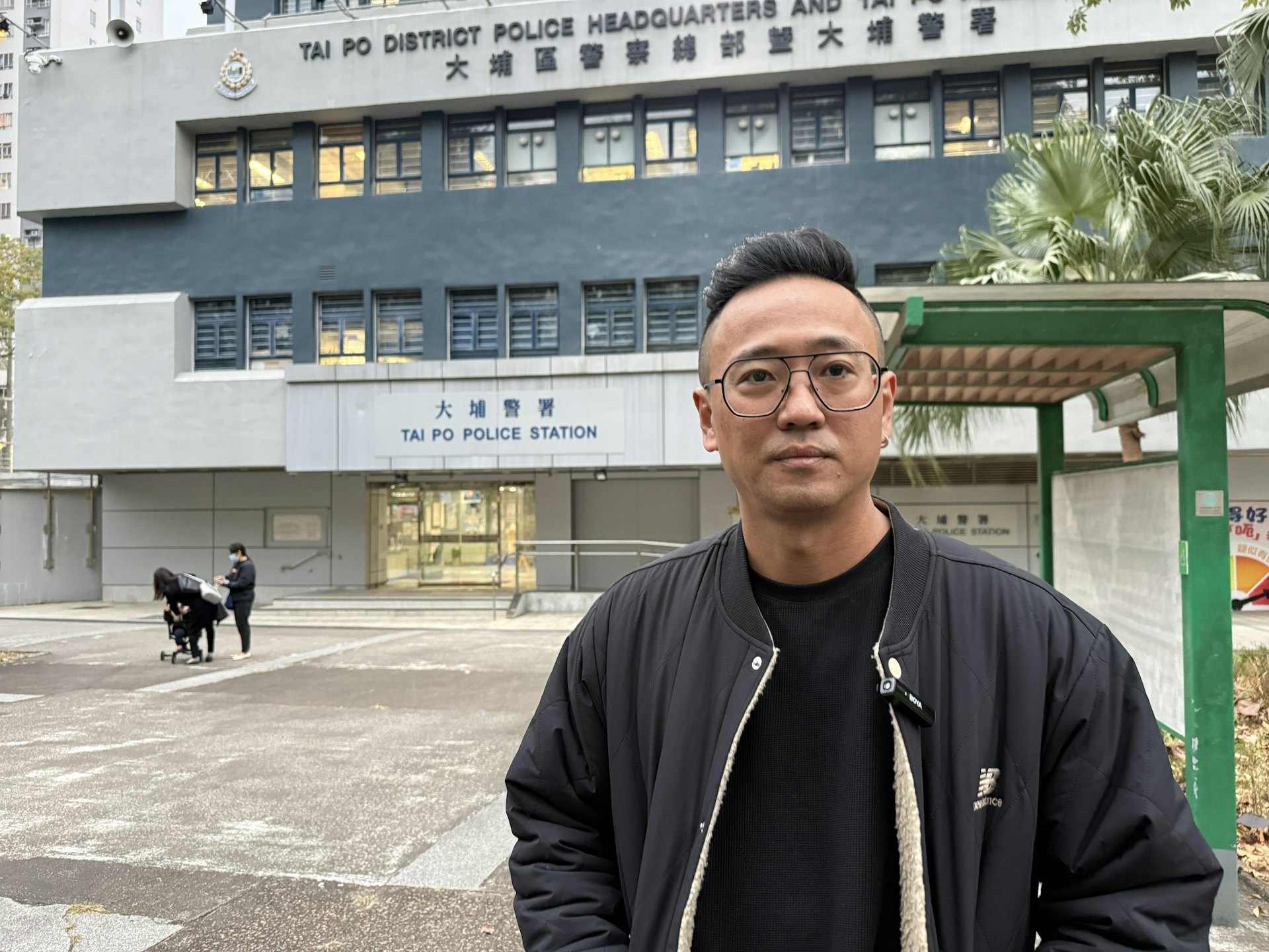 本身是宏福苑災民的戴先生,是收集有意原址重建意向的聯署人之一,對於網傳有年邁災民不想等原址重建而被恐嚇,收到訊息的電話號碼最後4個數字與其手機號碼相同,他懷疑被抺黑,已到警署備案。(羅日昇攝) 本身是宏福苑災民的戴先生,是收集有意原址重建意向的聯署人之一,對於網傳有年邁災民不想等原址重建而被恐嚇,收到訊息的電話號碼最後4個數字與其手機號碼相同,他懷疑被抺黑,已到警署備案。(羅日昇攝)