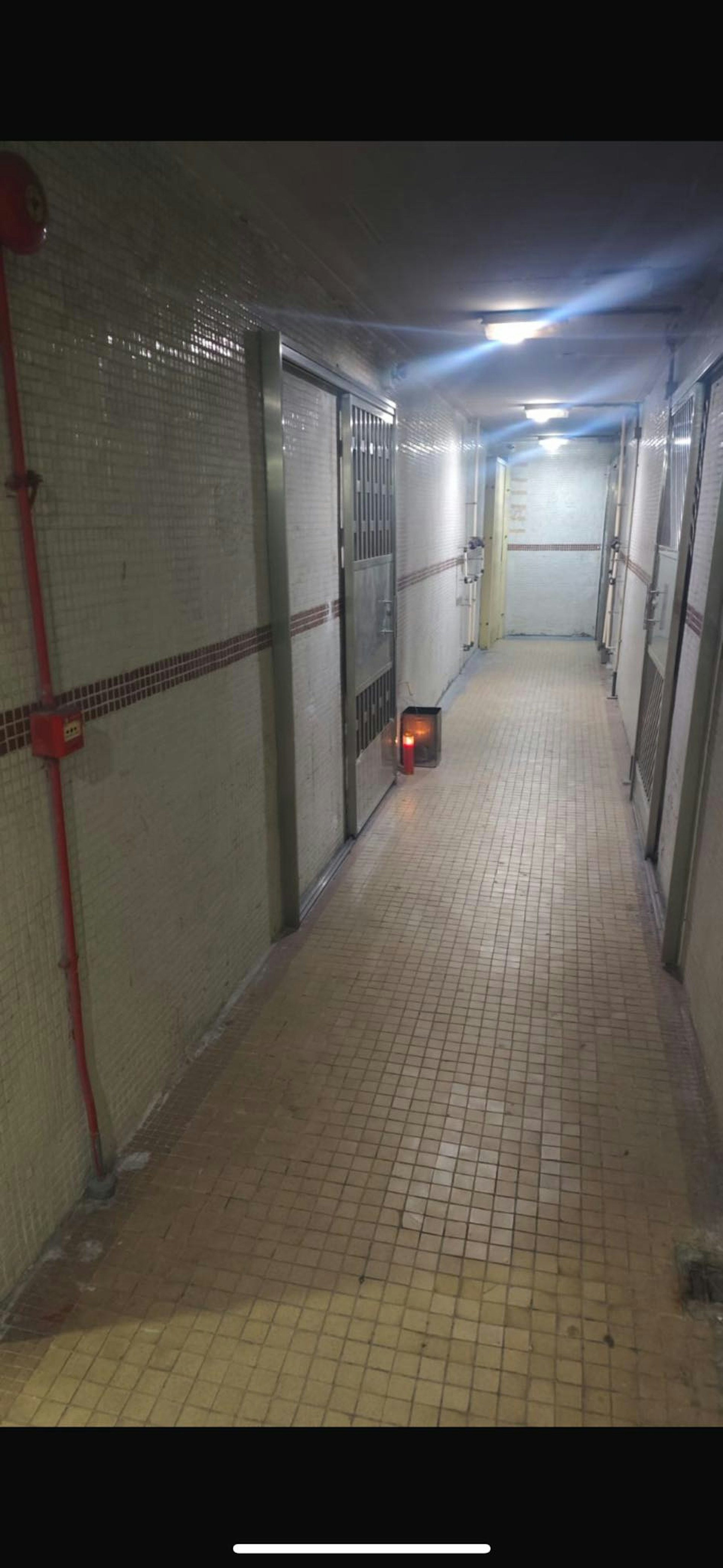 樓主自認是該屋苑夜更保安,不滿新主管擅自丟掉蠟燭,於是在網上發文大爆真相。(Facebook群組「大埔」圖片) 樓主自認是該屋苑夜更保安,不滿新主管擅自丟掉蠟燭,於是在網上發文大爆真相。(Facebook群組「大埔」圖片)