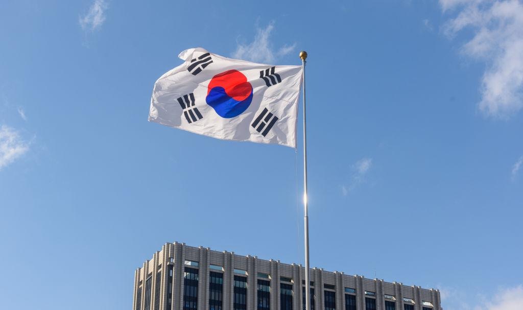 2024年12月15日,韩国国旗在首尔政府大楼附近随风飘扬。(Getty)