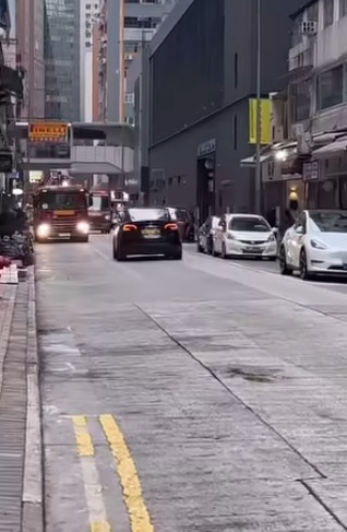 社交平台facebook群組「車cam L（香港群組）」流傳一段影片，顯示一輛黑色私家車在灣仔謝斐道逆線行駛，前方有3輛消防車迎頭駛至。（facebook截圖）