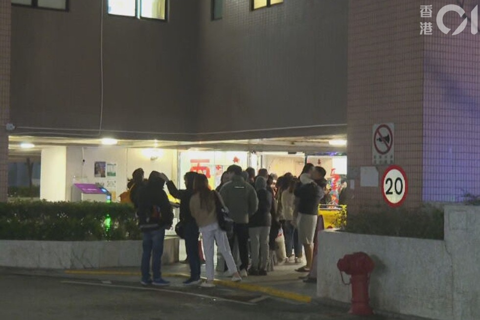 火警中，約有150名住戶疏散，一對父子送院。