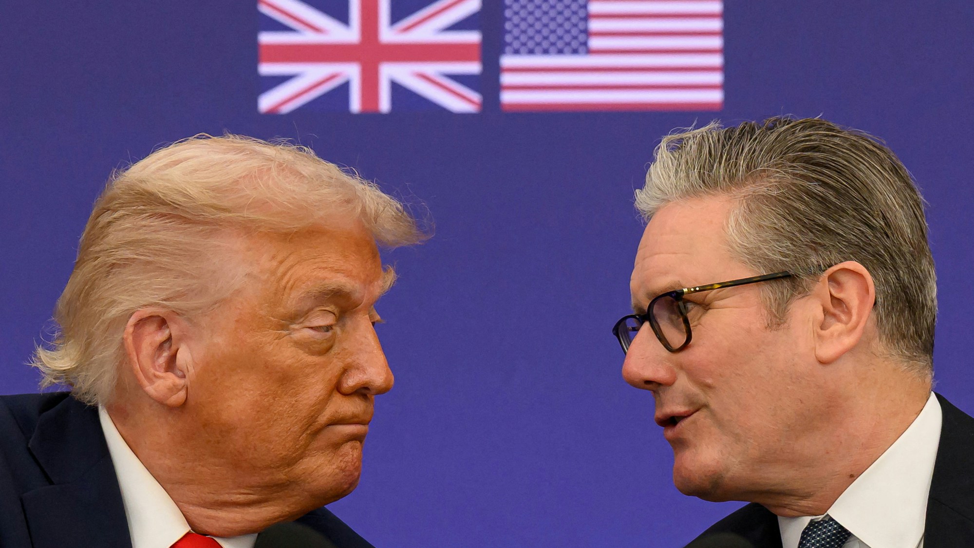 英国首相时隔八年访华不是转向中国而是“紧跟美国”？