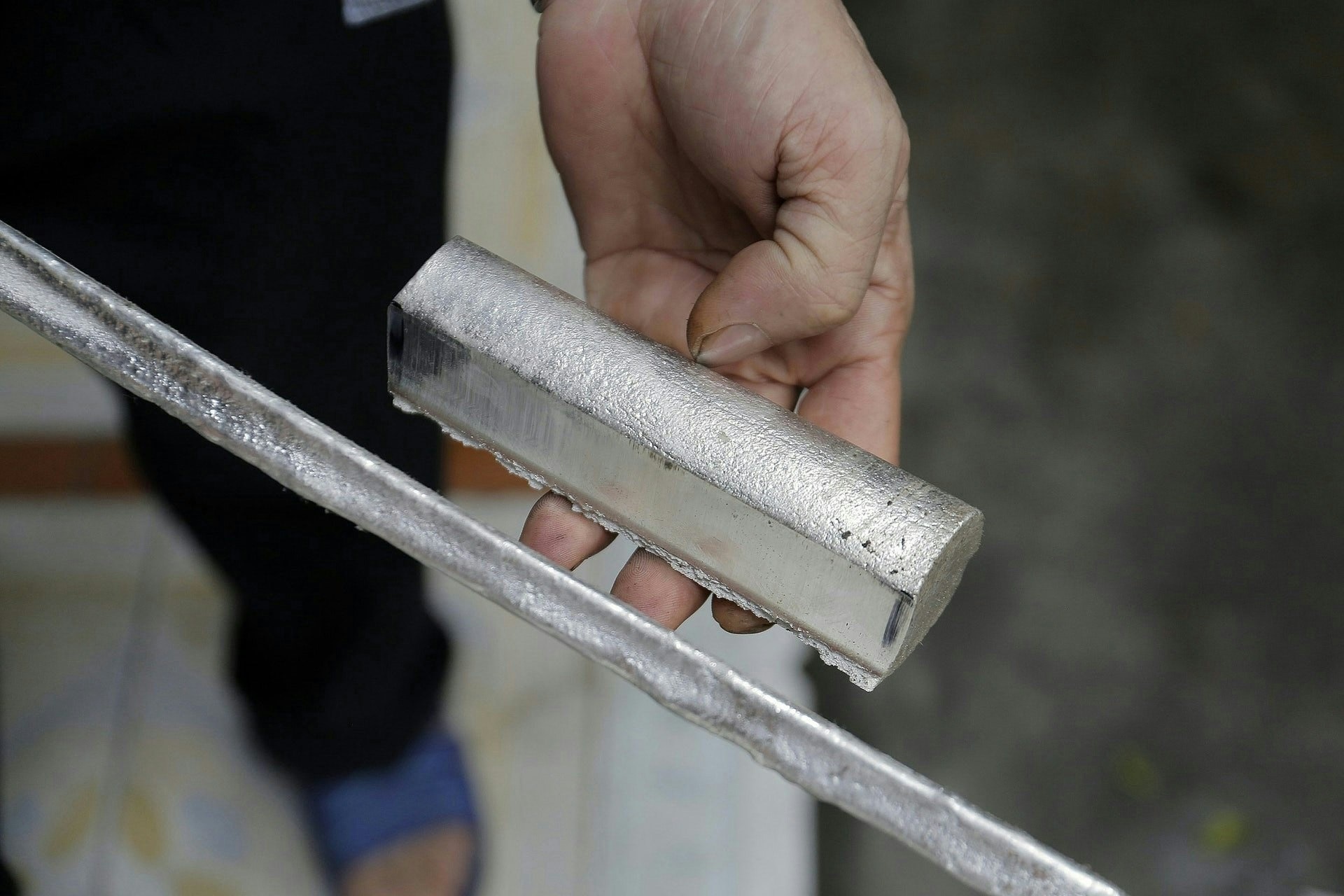 全球动荡推升避险需求白银价格首破100美元关口