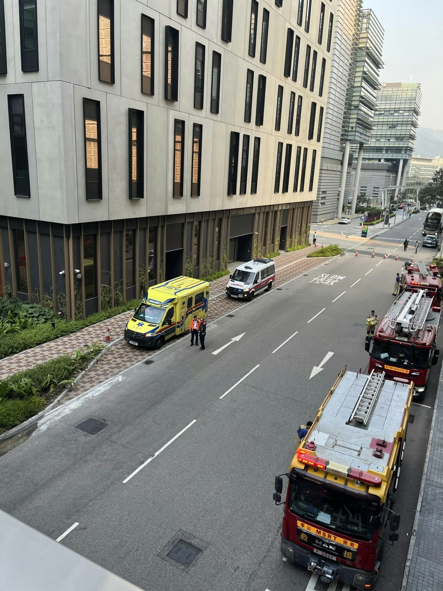 科學園第三期12W大樓的停車場有私家車起火冒煙，救援人員接報趕抵。（Threads@choi_pui_wah）