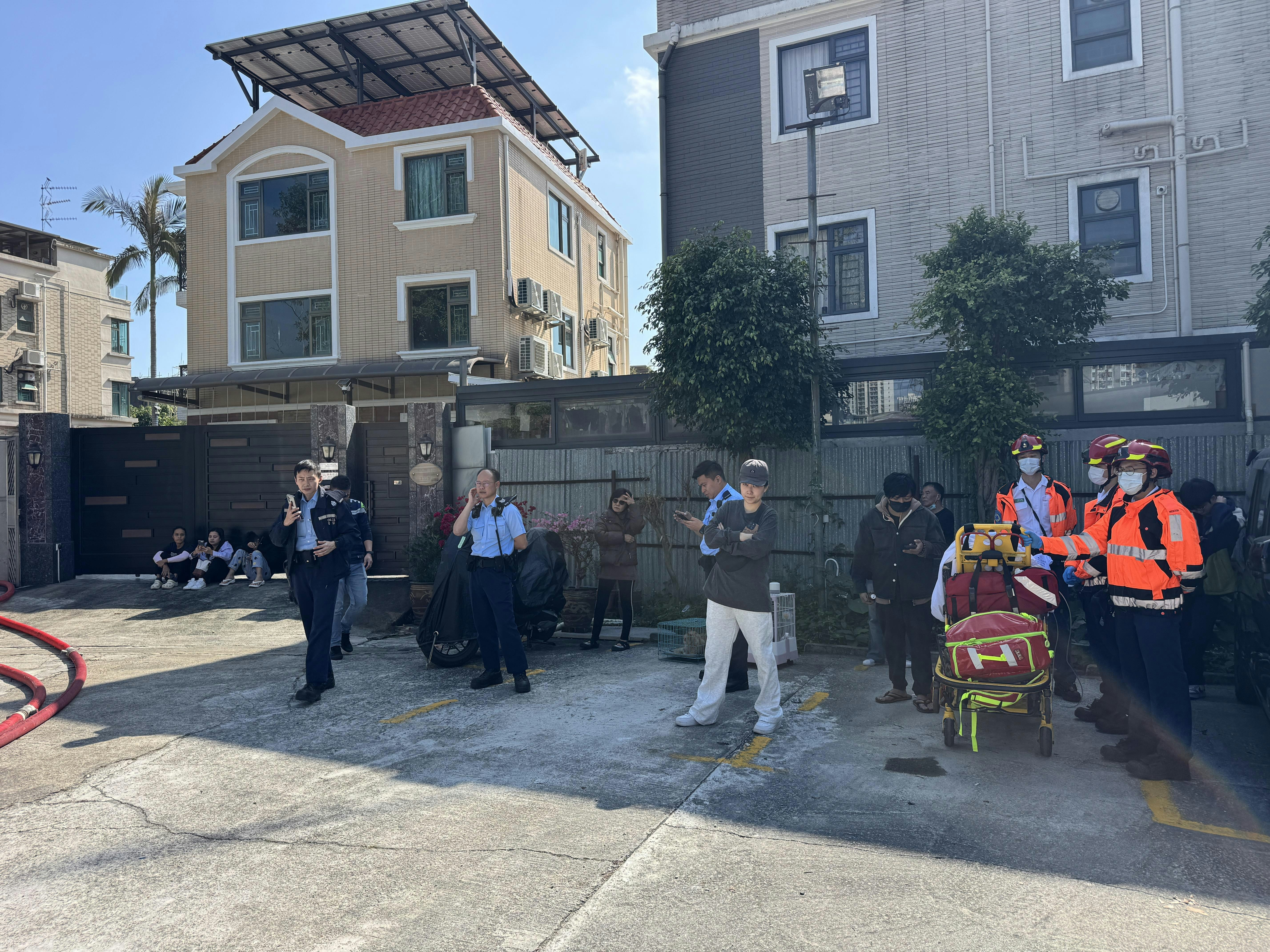 屏山上璋圍鐵皮屋起火　消防開喉灌救　居民緊急疏散