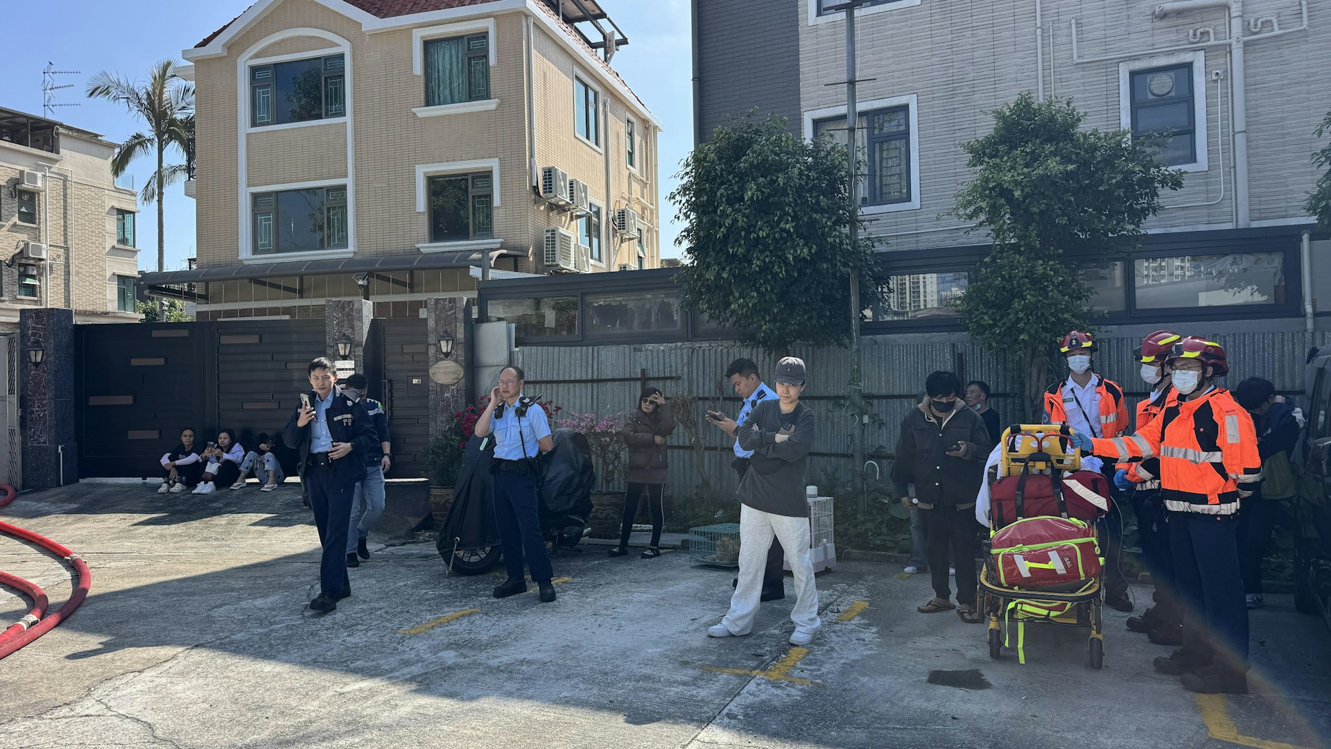 屏山上璋圍鐵皮屋起火 消防開喉灌救 居民緊急疏散 屏山上璋圍鐵皮屋起火 消防開喉灌救 居民緊急疏散