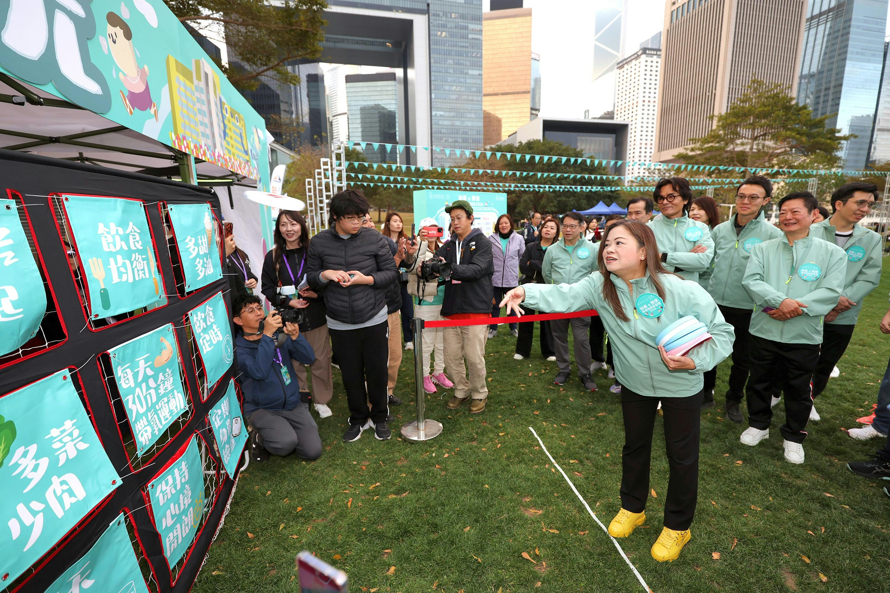 文化體育及旅遊局局長羅淑佩與主禮嘉賓開心參與「活力健康嘉年華」。（主辦方提供圖片）