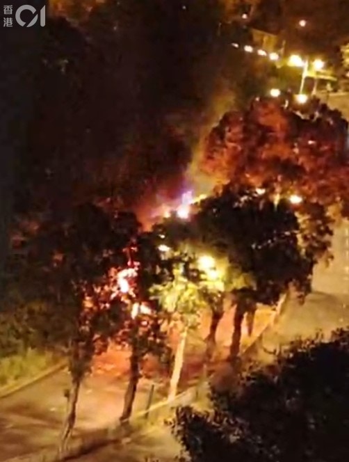 私家車撞車後起火，傳出爆炸聲。(讀者提供片段)