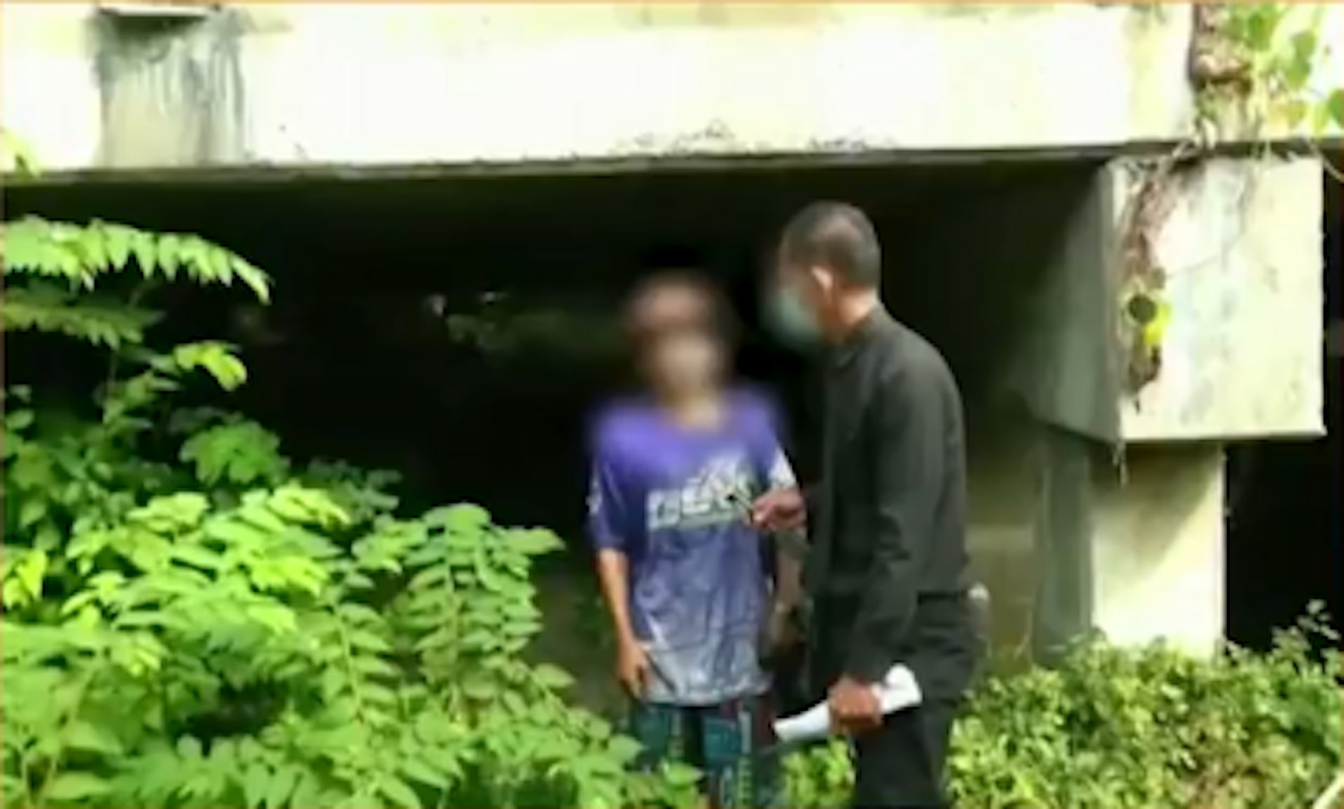 泰國曼谷巴域區(Prawet)地區近日發生一起駭人聽聞的暴力事件,三名年齡介於9歲至15歲的男童,涉嫌在路邊縱火焚燒一名流浪漢。(X@MorningNewsTV3) 泰國曼谷巴域區(Prawet)地區近日發生一起駭人聽聞的暴力事件,三名年齡介於9歲至15歲的男童,涉嫌在路邊縱火焚燒一名流浪漢。(X@MorningNewsTV3)