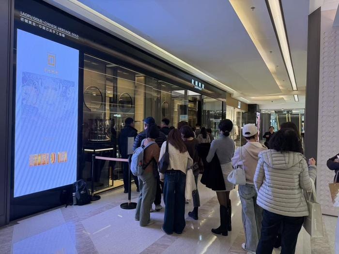 黄金白银价格暴涨内地民众通宵排队抢购金舖门前墟冚如春运