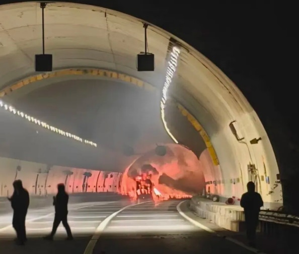 重慶高速隧道起火爆炸。（南國早報）