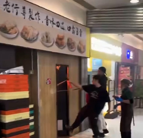 火警發生於1月24日，觀塘東廣場包點料理店內冒出火舌，有人用小型滅火筒撲火。（threads）