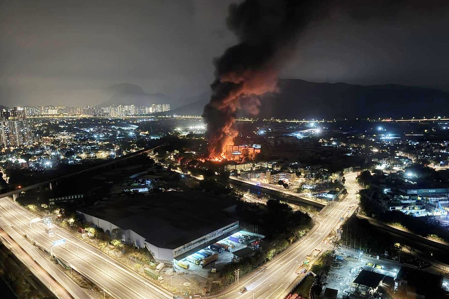 火勢相當猛烈，黑煙攻上半空。(圖片來源：FB/Tkin Lau /盡在天盛苑)