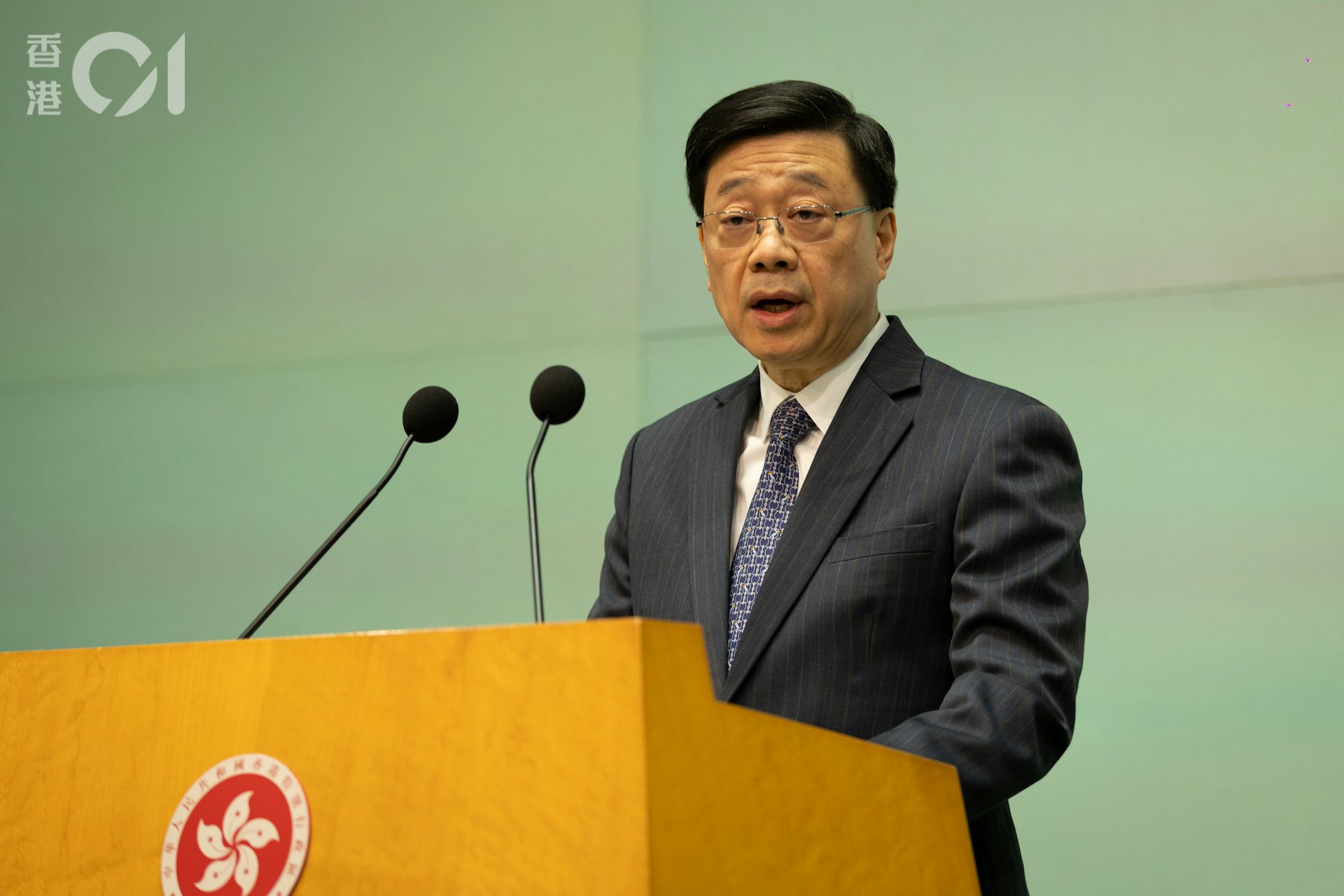 行政長官李家超表示,政府高度重視居民的長遠住宿安排,現正透過「一戶一社工」以問卷形式收集居民初步意願,目前收到約九成業主回覆,應急住宿安排工作組正密鑼緊鼓處理相關內容。(廖雁雄攝) 行政長官李家超表示,政府高度重視居民的長遠住宿安排,現正透過「一戶一社工」以問卷形式收集居民初步意願,目前收到約九成業主回覆,應急住宿安排工作組正密鑼緊鼓處理相關內容。(廖雁雄攝)