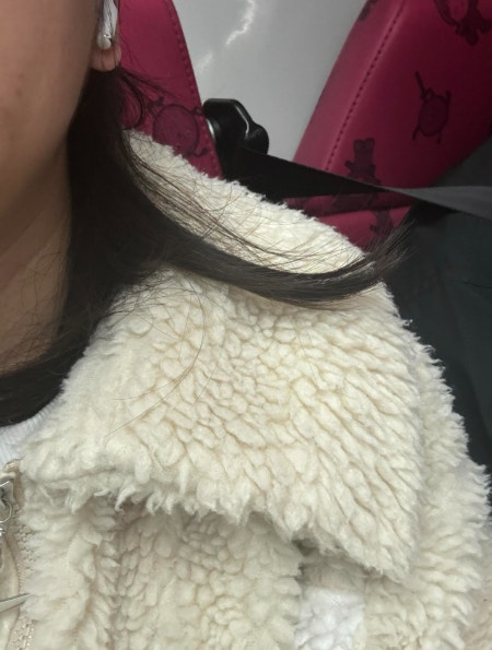 有女網民被身旁大叔扣了自己的安全帶而感到無奈。（Threads@elian0803）