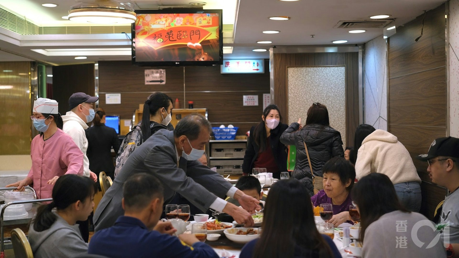 「補充勞工優化計劃」推出兩年多,餐飲業涉申請輸入近6.5萬名外勞。(資料圖片) 「補充勞工優化計劃」推出兩年多,餐飲業涉申請輸入近6.5萬名外勞。(資料圖片)