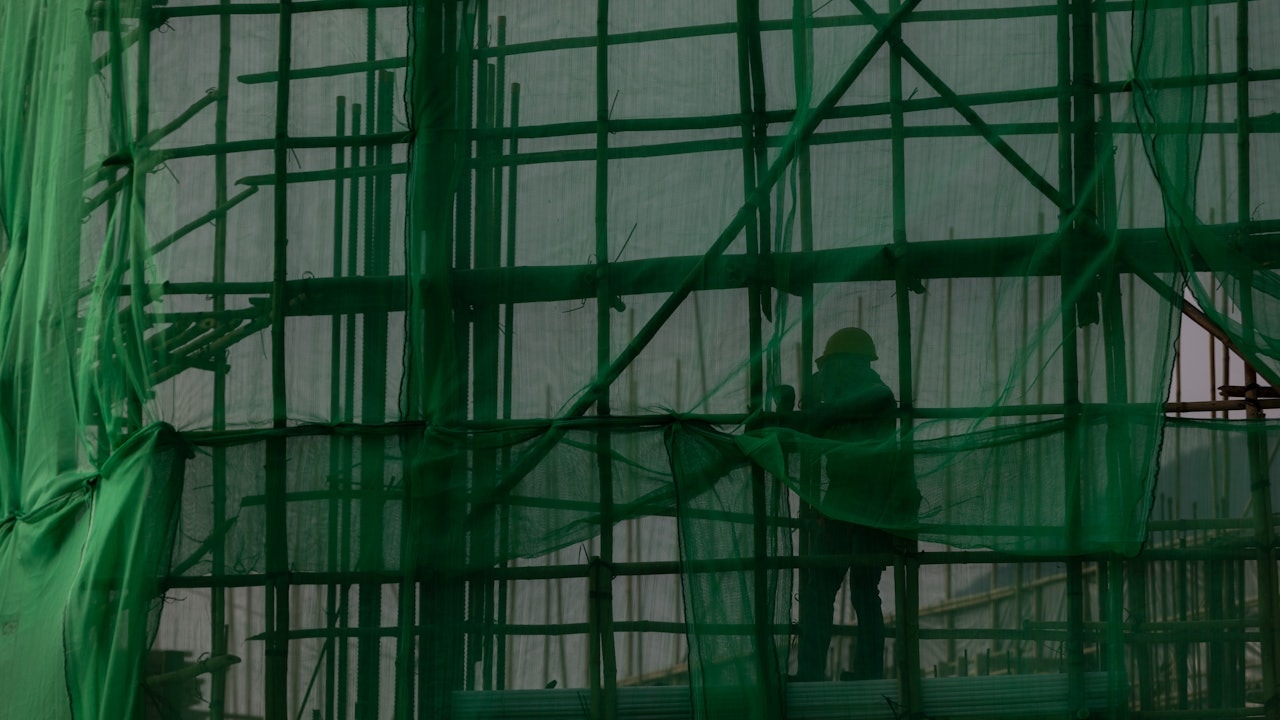 大埔宏福苑大火後，政府勒令共230幢私樓拆除外牆棚網。(資料圖片)