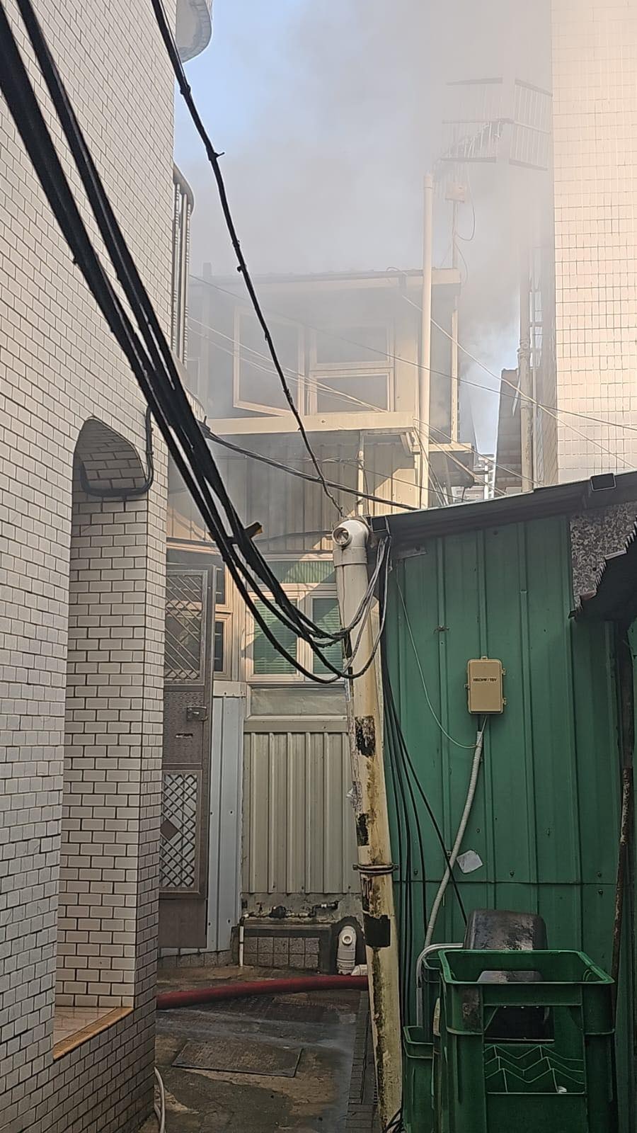 元朗蔡屋村有村屋起火，現場濃煙密佈。（元朗區議會委任議員沈豪傑 FB）