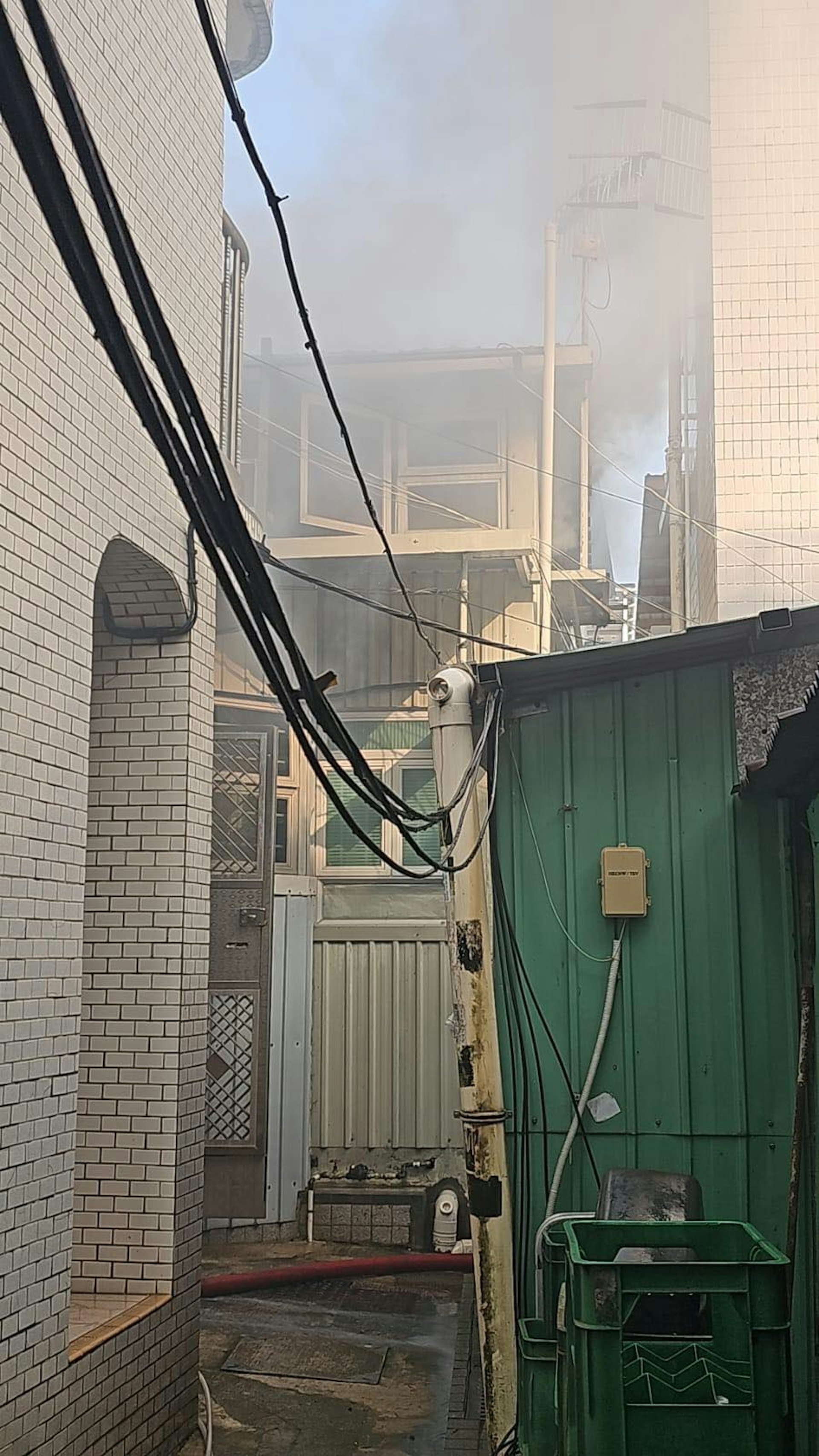 元朗蔡屋村有村屋起火,現場濃煙密佈。(元朗區議會委任議員沈豪傑 FB) 元朗蔡屋村有村屋起火,現場濃煙密佈。(元朗區議會委任議員沈豪傑 FB)