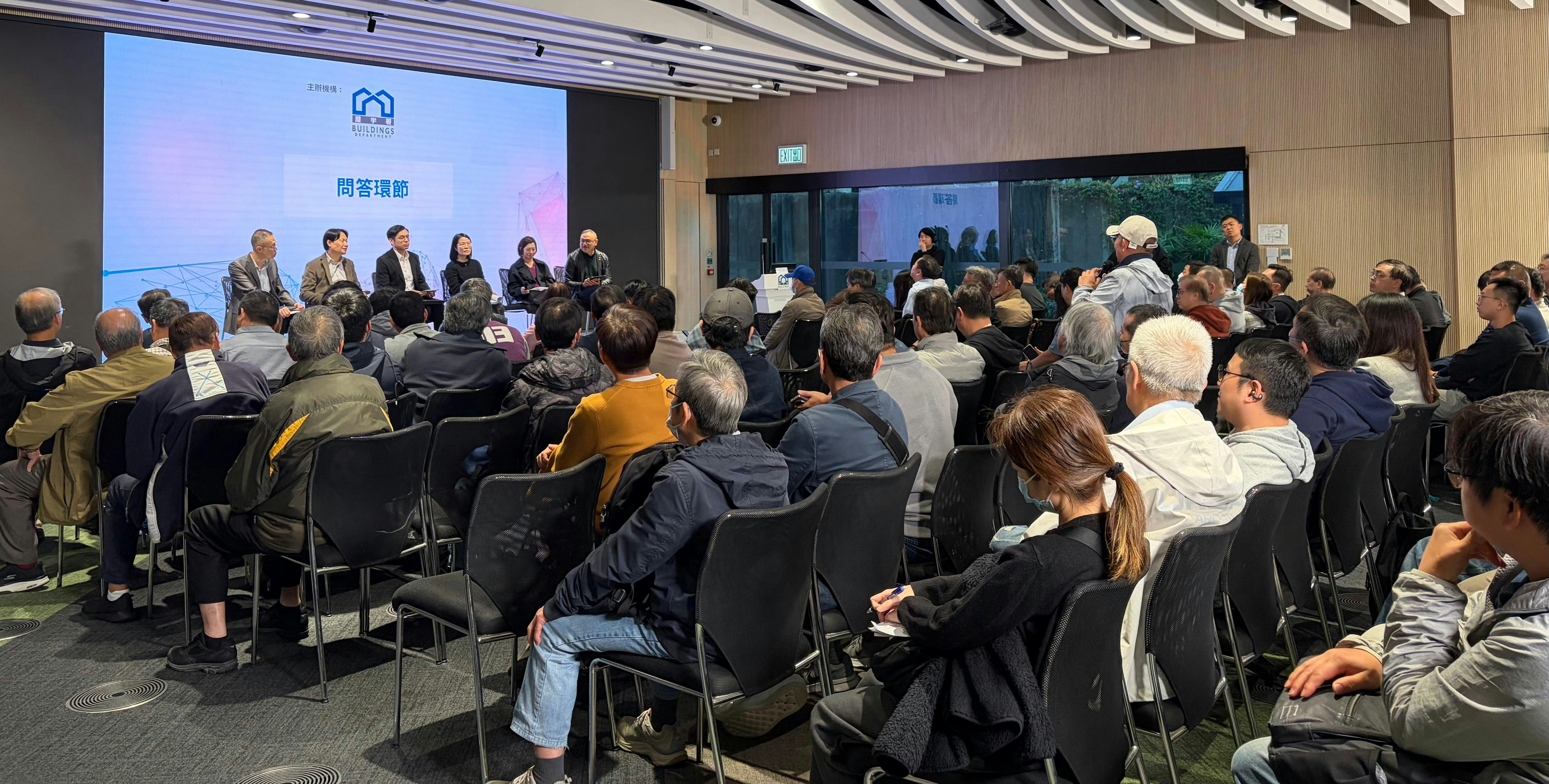 屋宇署今日（28日）舉辦講座，提醒業界須遵守最新要求。（政府新聞處圖片）