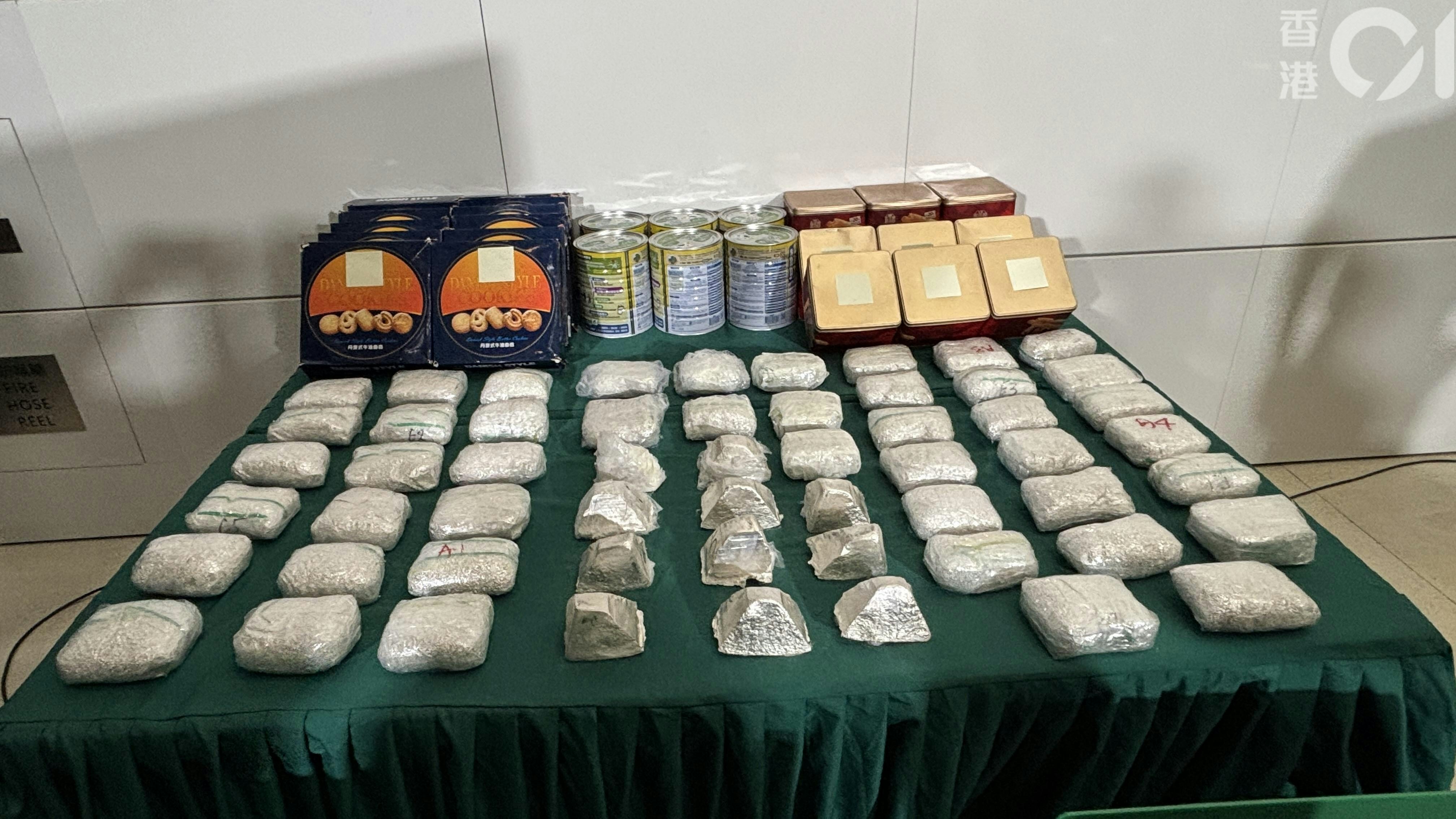 海關截查一輛跨境私家車準備離港時，檢獲共219公斤白銀，市值610萬元，拘捕車上兩男。（羅日昇攝）