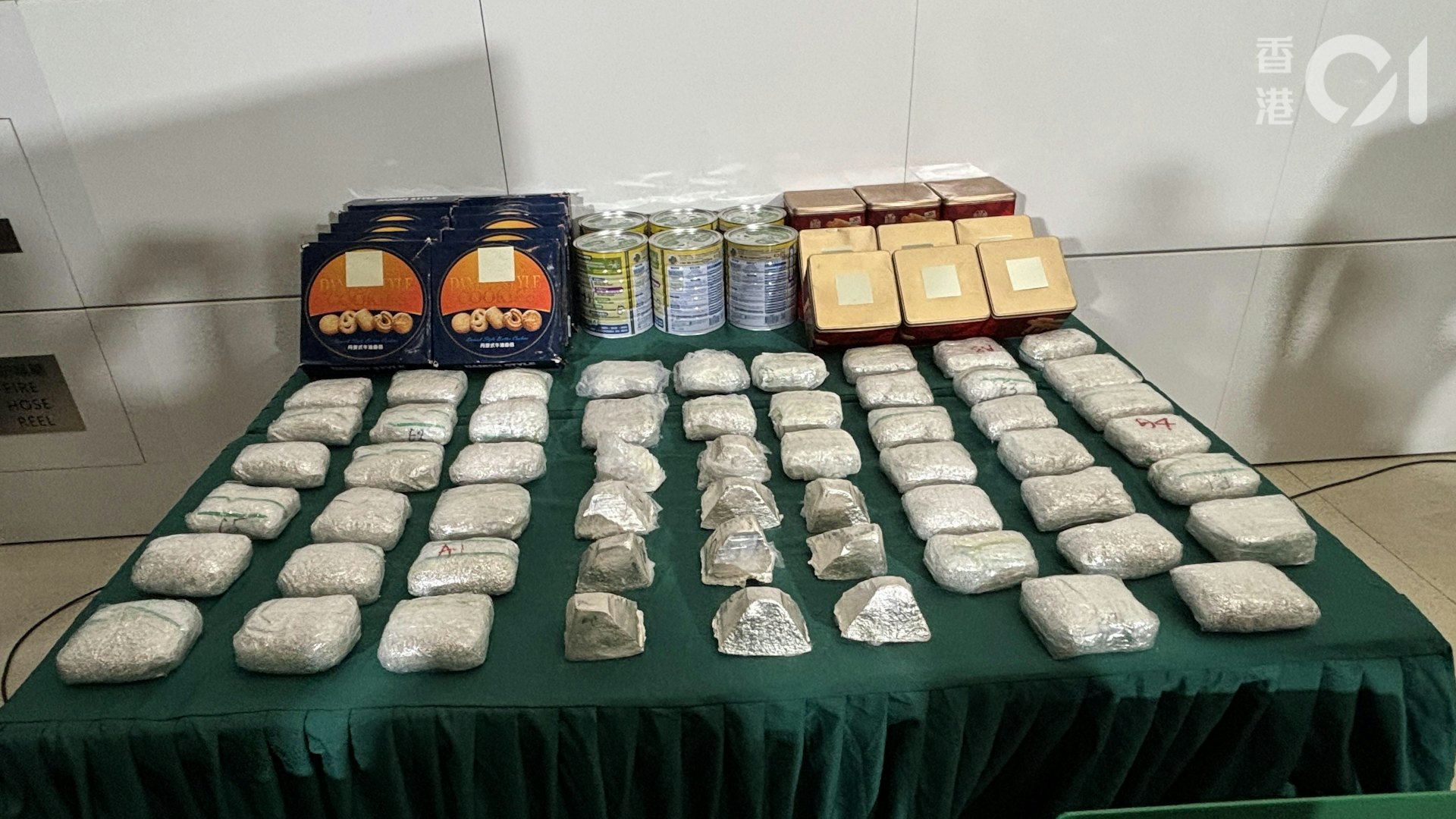 海關截查一輛跨境私家車準備離港時,檢獲共219公斤白銀,市值610萬元,拘捕車上兩男。(羅日昇攝) 海關截查一輛跨境私家車準備離港時,檢獲共219公斤白銀,市值610萬元,拘捕車上兩男。(羅日昇攝)