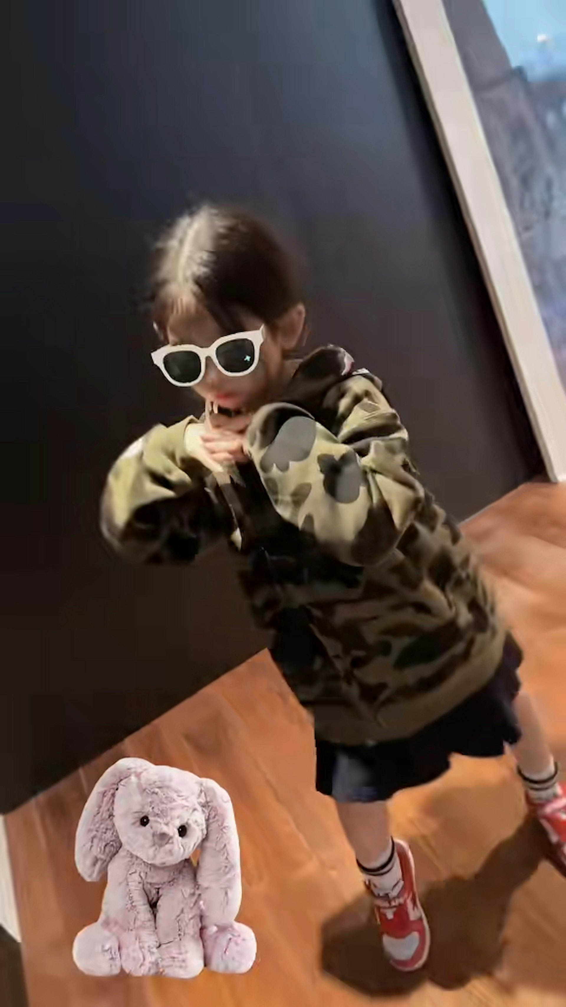 妹妹跳得有板有眼。(方媛抖音截圖) 妹妹跳得有板有眼。(方媛抖音截圖)