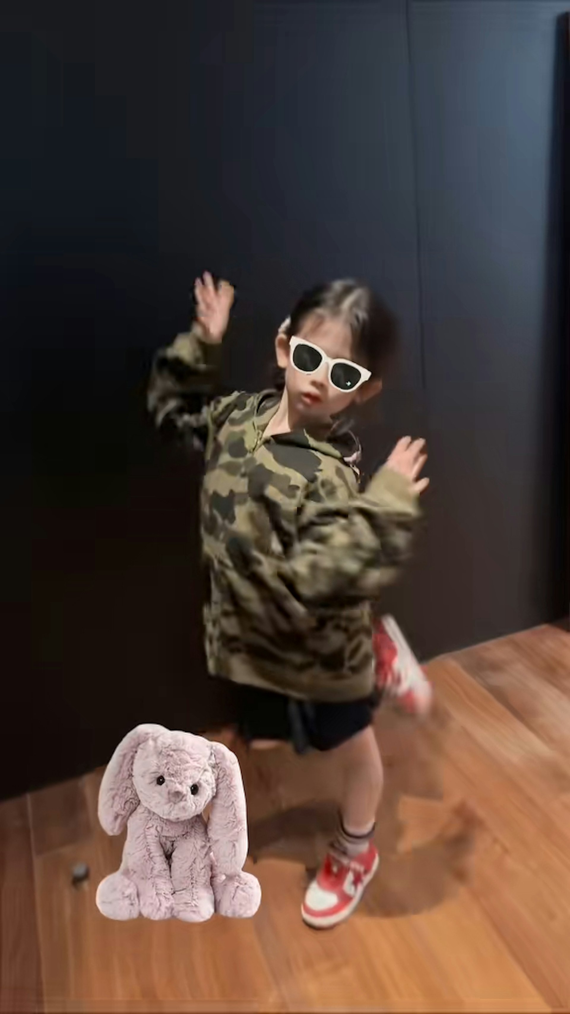 妹妹跳得有板有眼。(方媛抖音截圖) 妹妹跳得有板有眼。(方媛抖音截圖)