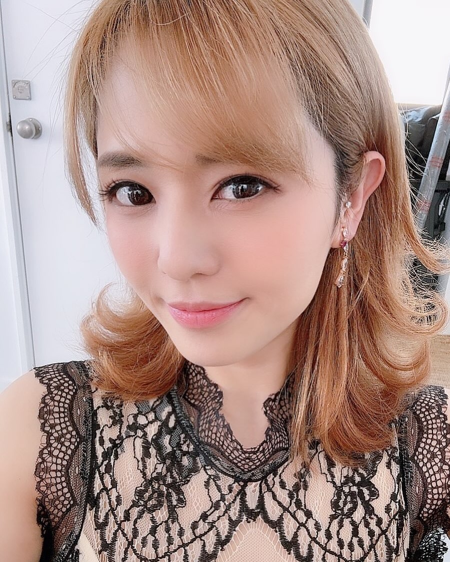 近日蒼井空在社交媒體上的相片，風情不減當年。（Instagram@aoi_sora）