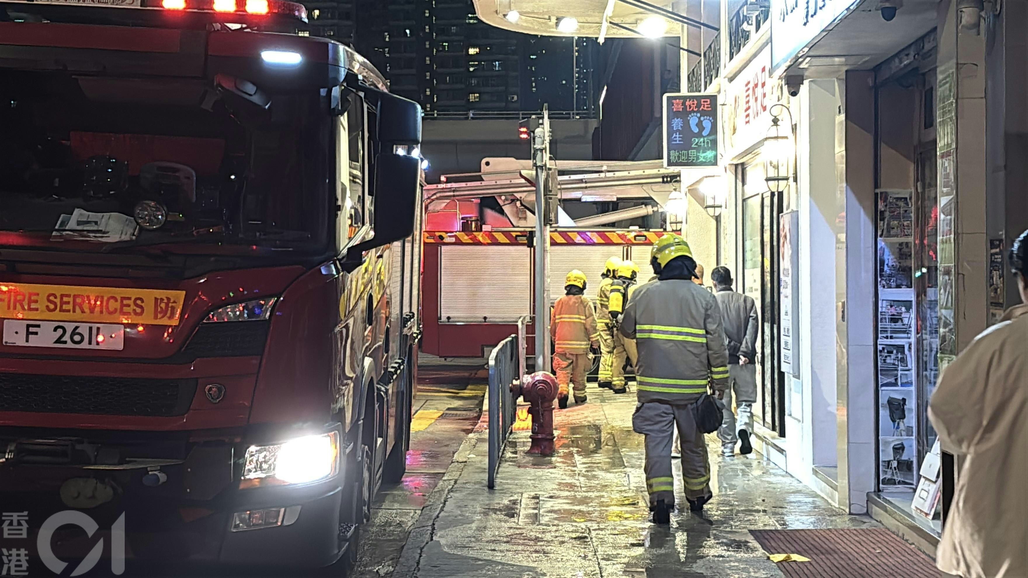 深水埗南昌街33號一大廈天台起火，消防到場將火救熄。（林振華攝）