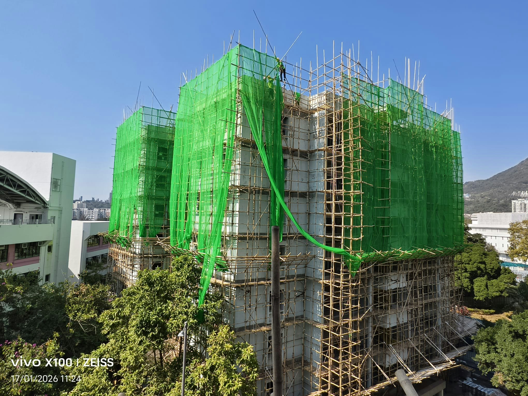 有新棚網上架未達標　屋宇署指兩個案違規要求拆網　將按調查懲處