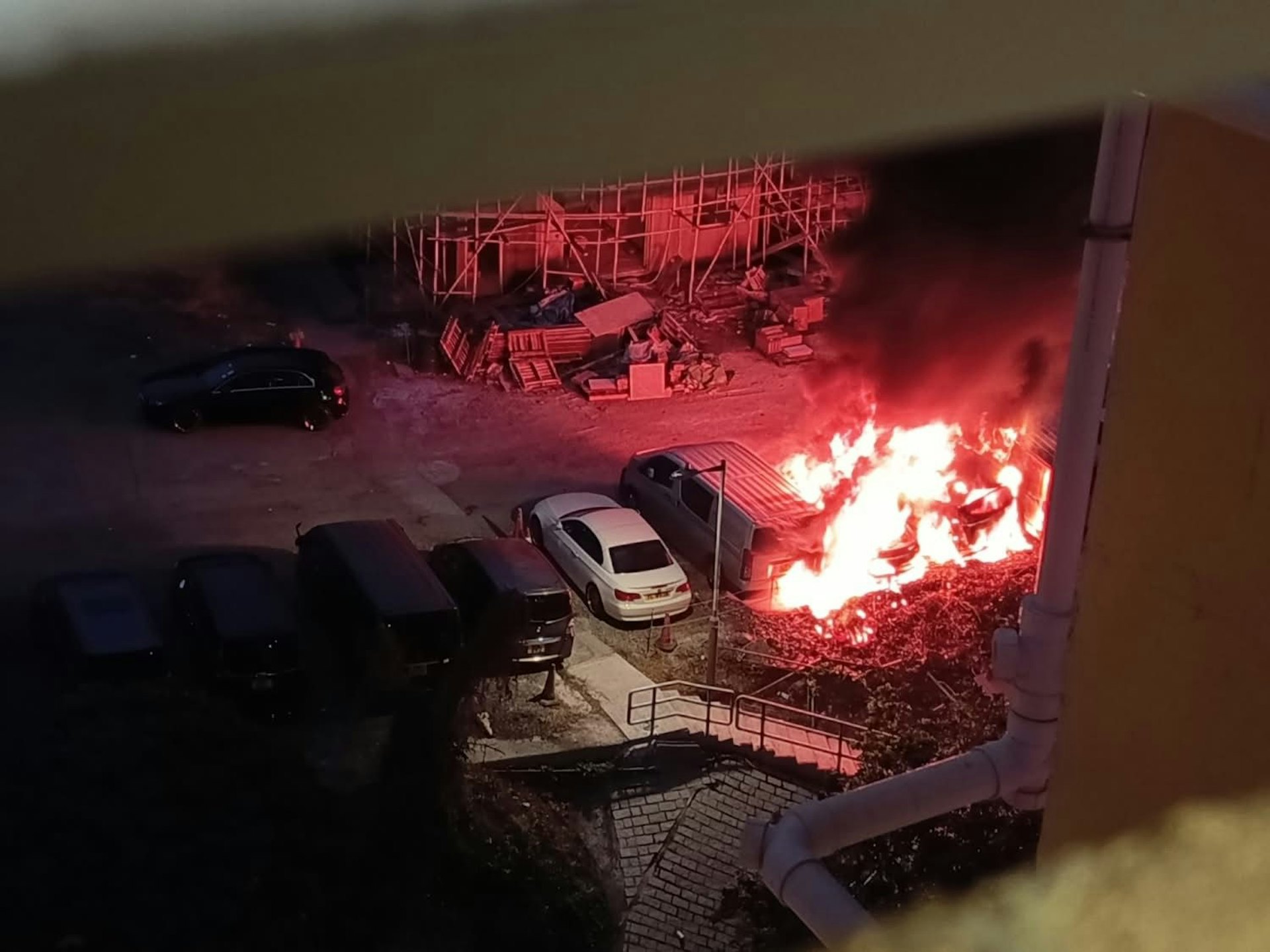 屯門塘亨路寶塘下有多輛私家車起火。(網上圖片) 屯門塘亨路寶塘下有多輛私家車起火。(網上圖片)