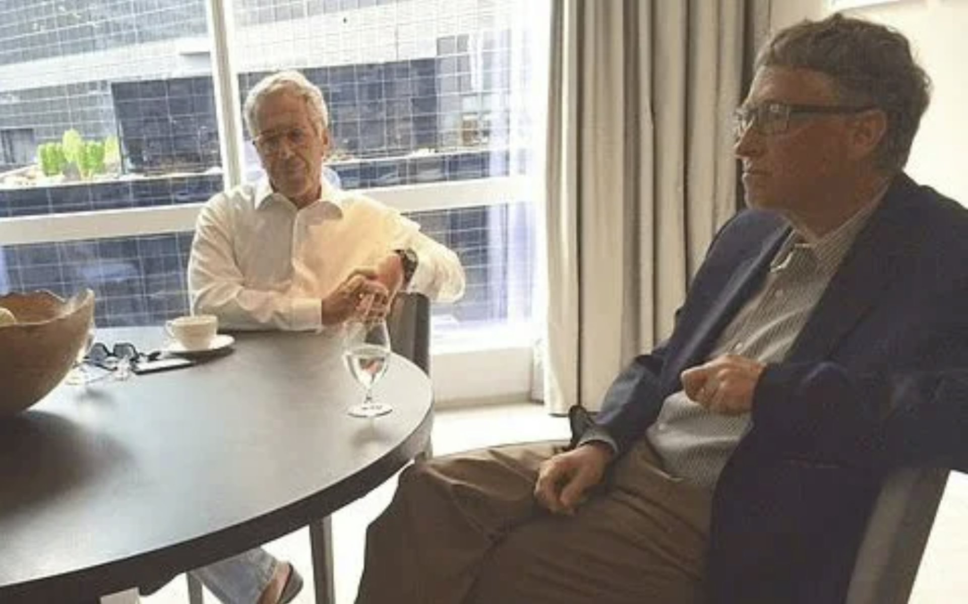 2026年1月31日,美國司法部公布最新文件指,淫媒愛潑斯坦(Jeffrey Epstein)聲稱,微軟創辦人比爾·蓋茲(Bill Gates)曾與「俄羅斯女孩」發生性關係後感染性病。愛潑斯坦又指,蓋茲曾向他索取抗生素,以便「偷偷給」他當時的妻子梅琳達(Melinda Gates)服用。圖為蓋茲(右)與愛潑斯坦(左)的合照。(網絡圖片)