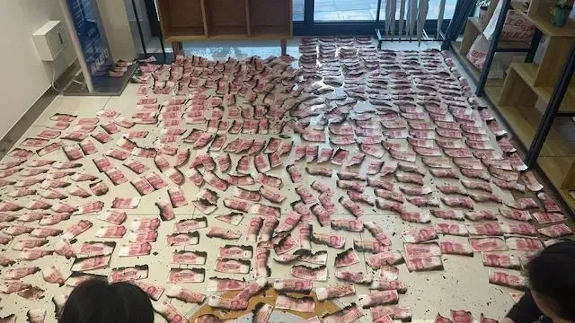 四川自貢趙女士爺爺家發生了火災。因為爺爺奶奶不喜歡把錢存銀行;每次退休金到賬後,他們就會取出現金放在家裏,火災後近40萬元現金被燒燬大半。(羊城晚報) 四川自貢趙女士爺爺家發生了火災。因為爺爺奶奶不喜歡把錢存銀行;每次退休金到賬後,他們就會取出現金放在家裏,火災後近40萬元現金被燒燬大半。(羊城晚報)