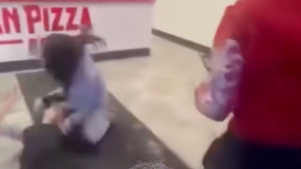 纽约5青年围殴16岁女店员 遭对方“一打五”还击(视频)