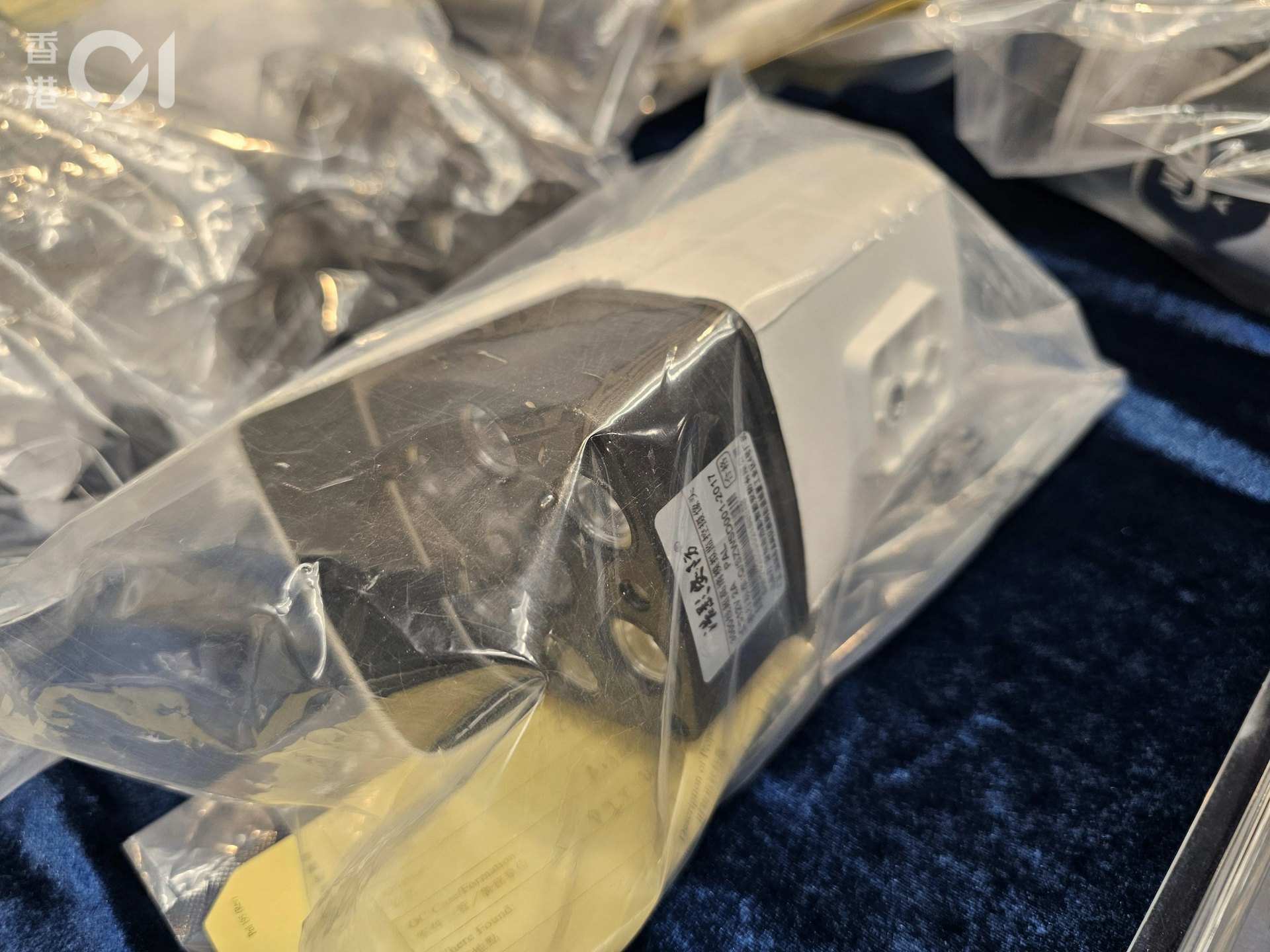 警方在案發後8小時內,將兩名巴基斯坦籍男子緝捕歸案。警方檢取遭破壞的閉路電視鏡頭調查。(梁偉權攝) 警方在案發後8小時內,將兩名巴基斯坦籍男子緝捕歸案。警方檢取遭破壞的閉路電視鏡頭調查。(梁偉權攝)