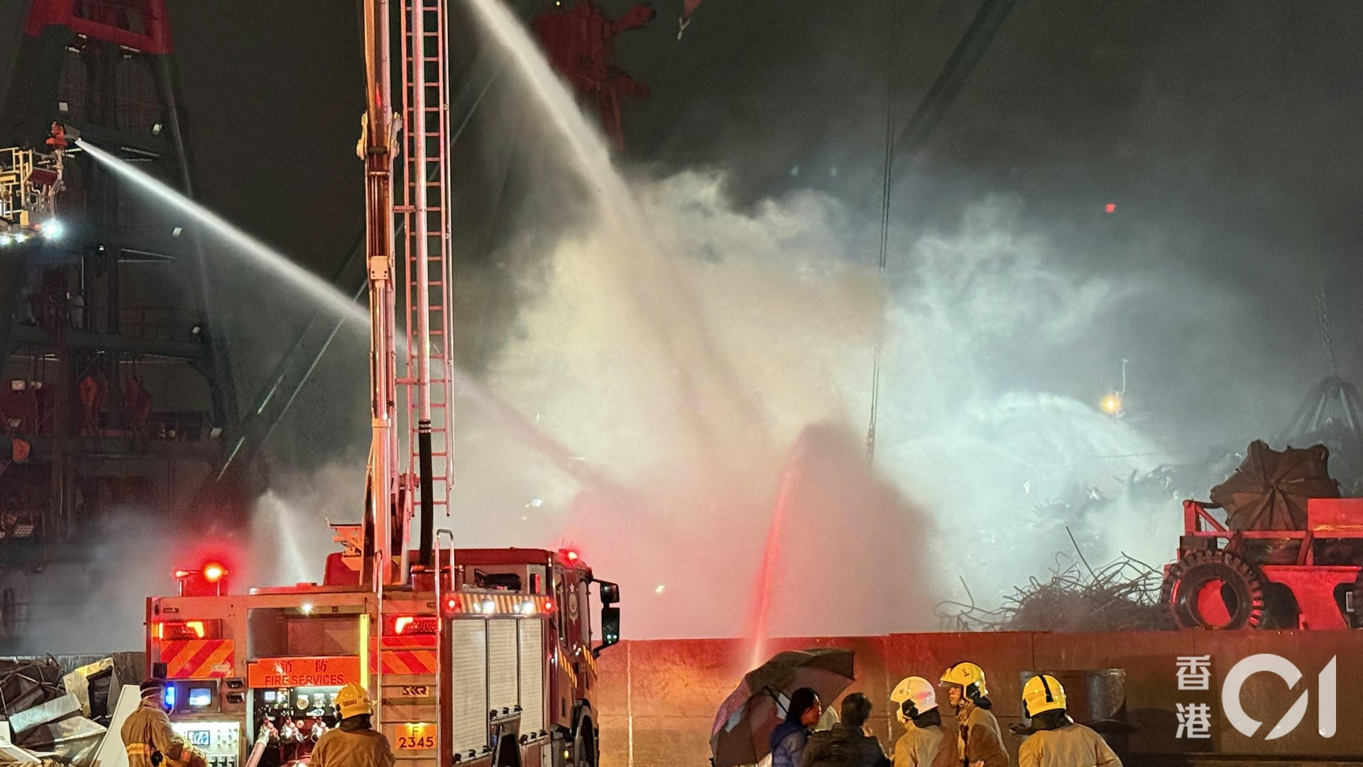 消防接報到場升雲梯,動用多條喉射水撲火。(李家傑攝) 消防接報到場升雲梯,動用多條喉射水撲火。(李家傑攝)