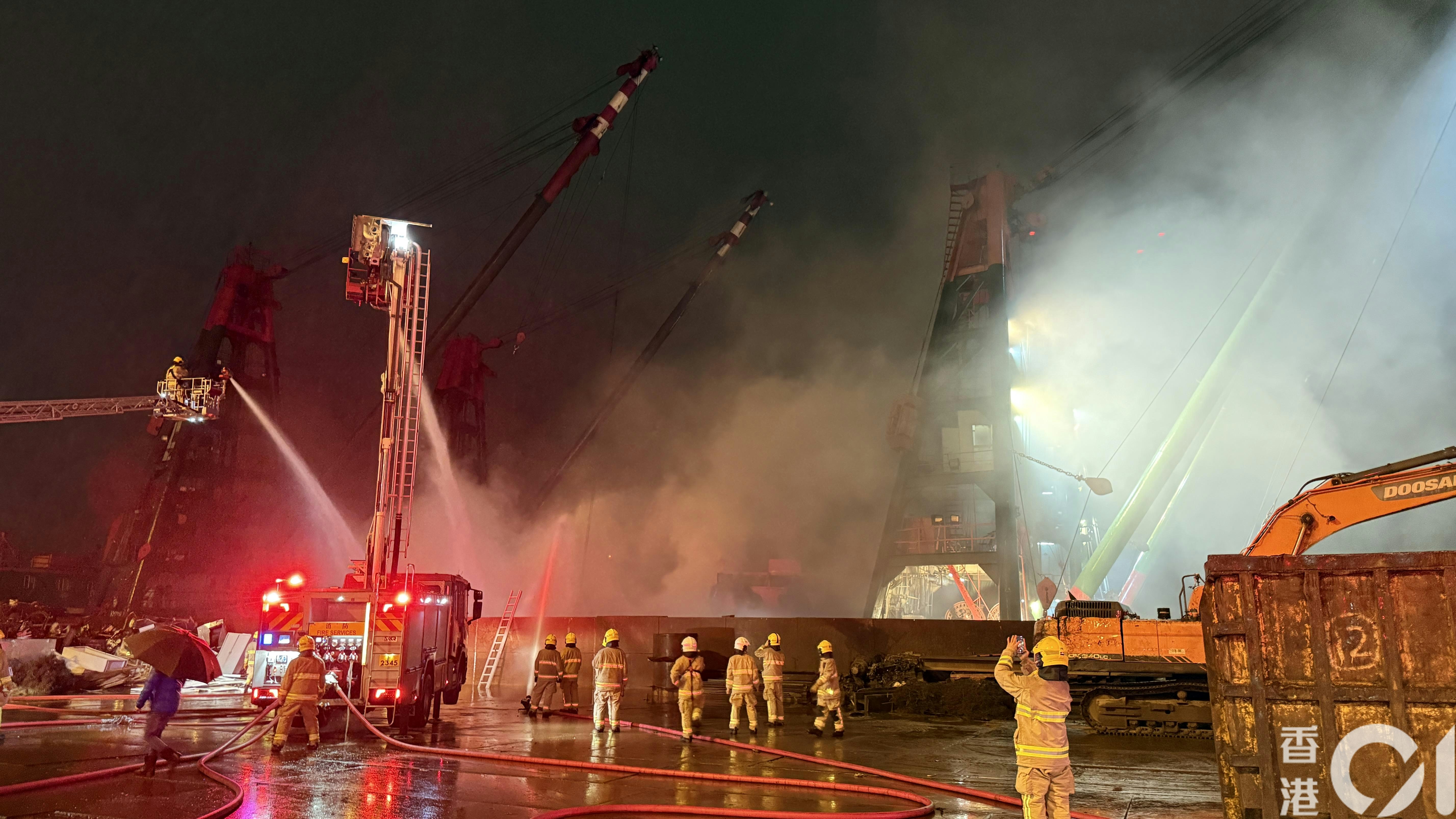 消防接報到場升雲梯，動用多條喉射水撲火。（李家傑攝）