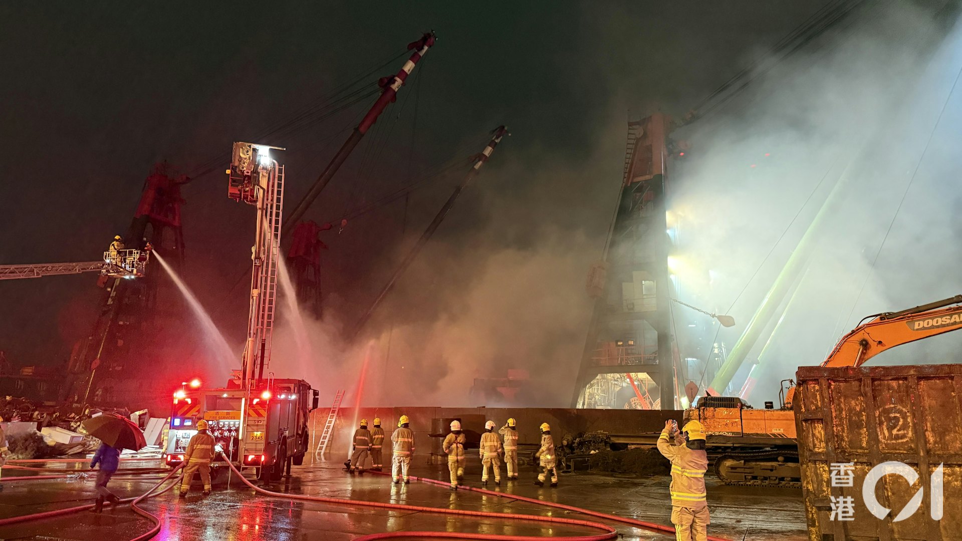 消防接報到場升雲梯,動用多條喉射水撲火。(李家傑攝) 消防接報到場升雲梯,動用多條喉射水撲火。(李家傑攝)