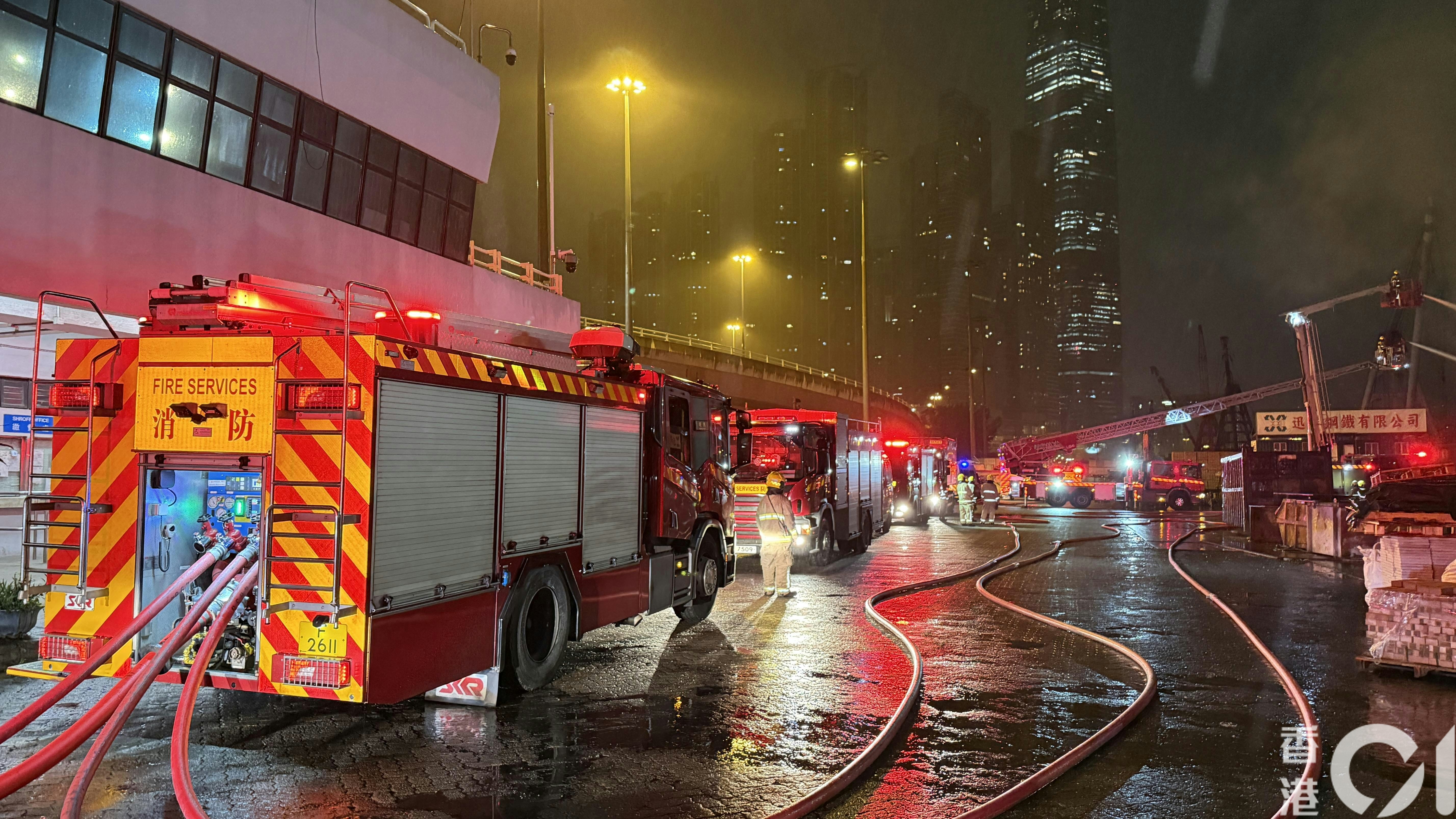消防接報到場升雲梯，動用多條喉射水撲火。（李家傑攝）