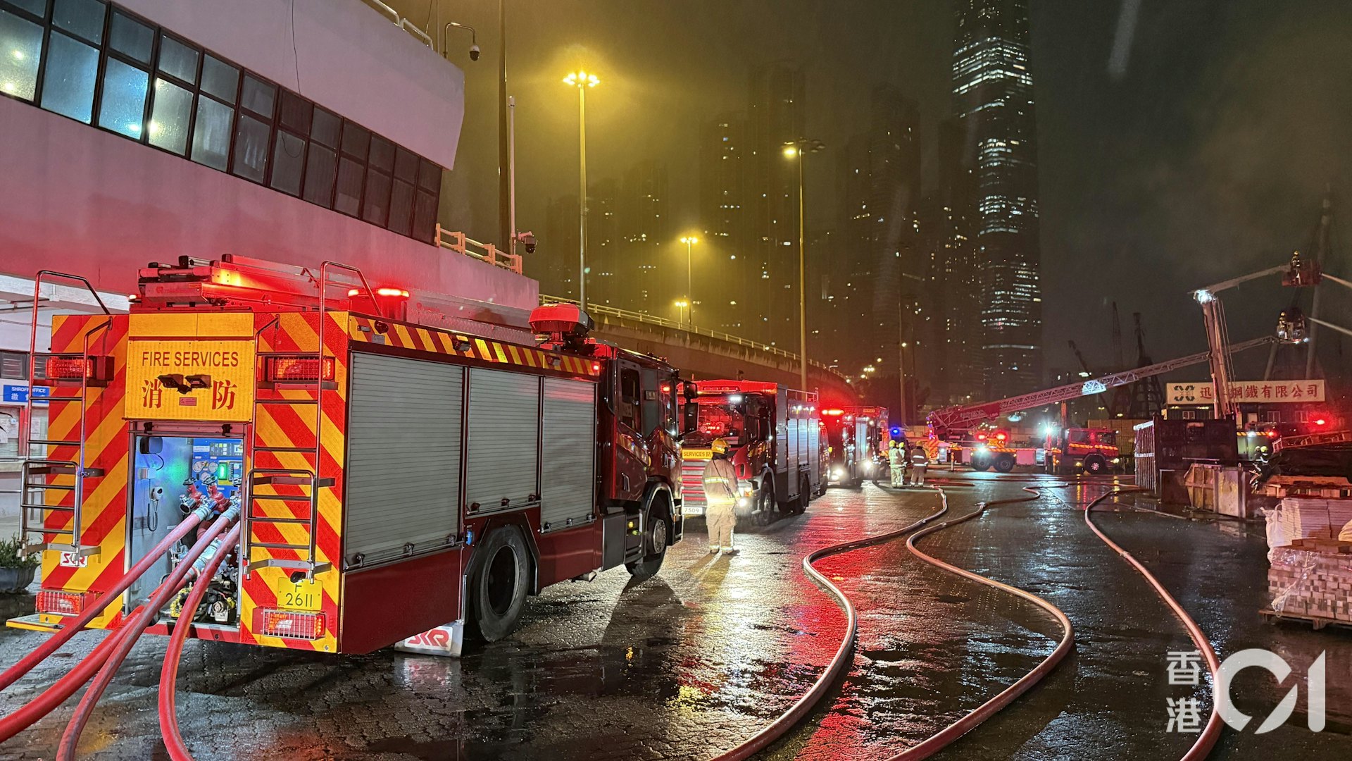 消防接報到場升雲梯,動用多條喉射水撲火。(李家傑攝) 消防接報到場升雲梯,動用多條喉射水撲火。(李家傑攝)