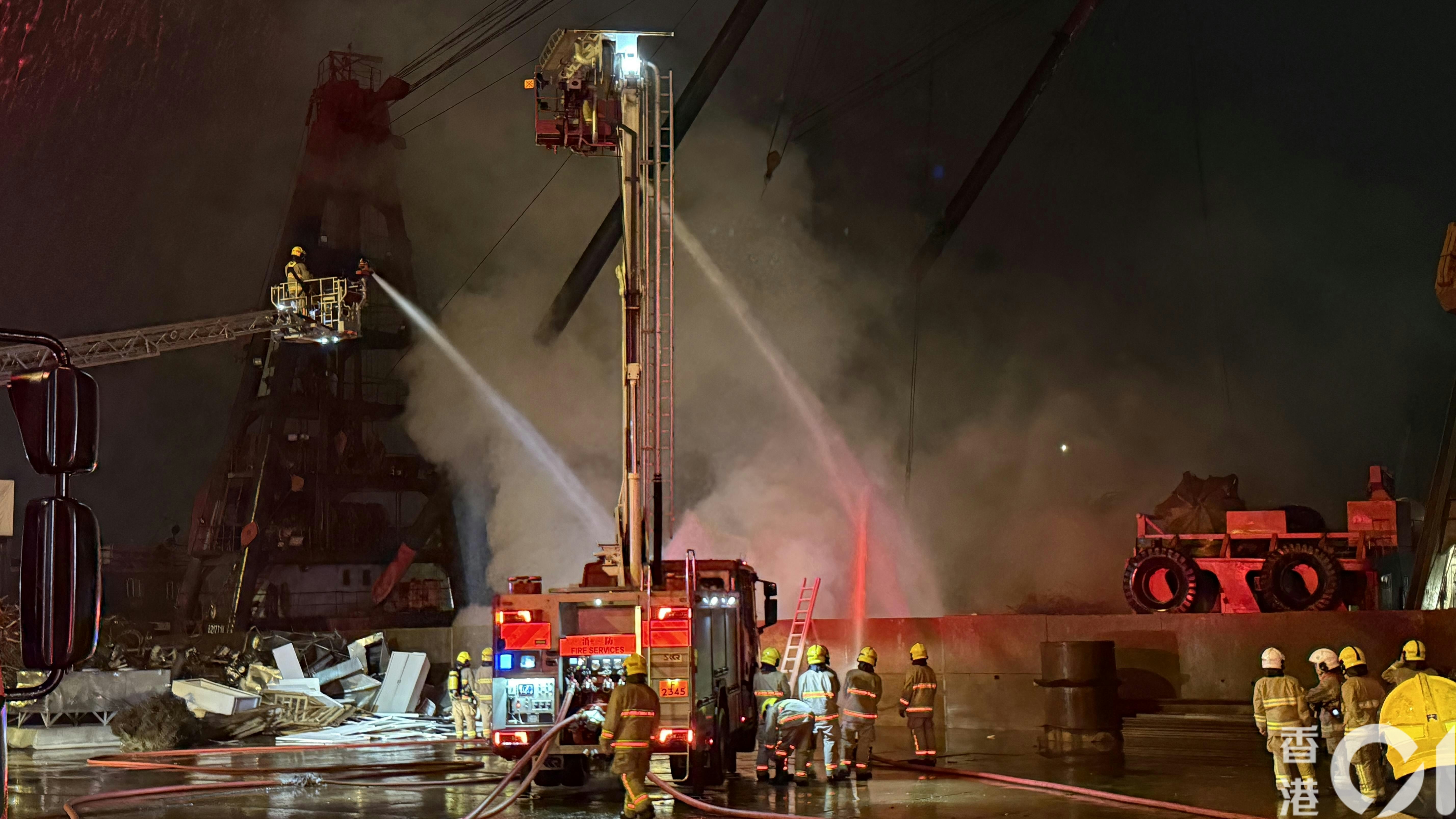 消防接報到場升雲梯，動用多條喉射水撲火。（李家傑攝）