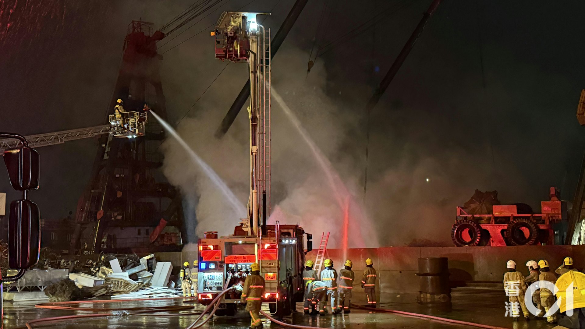 消防接報到場升雲梯,動用多條喉射水撲火。(李家傑攝) 消防接報到場升雲梯,動用多條喉射水撲火。(李家傑攝)