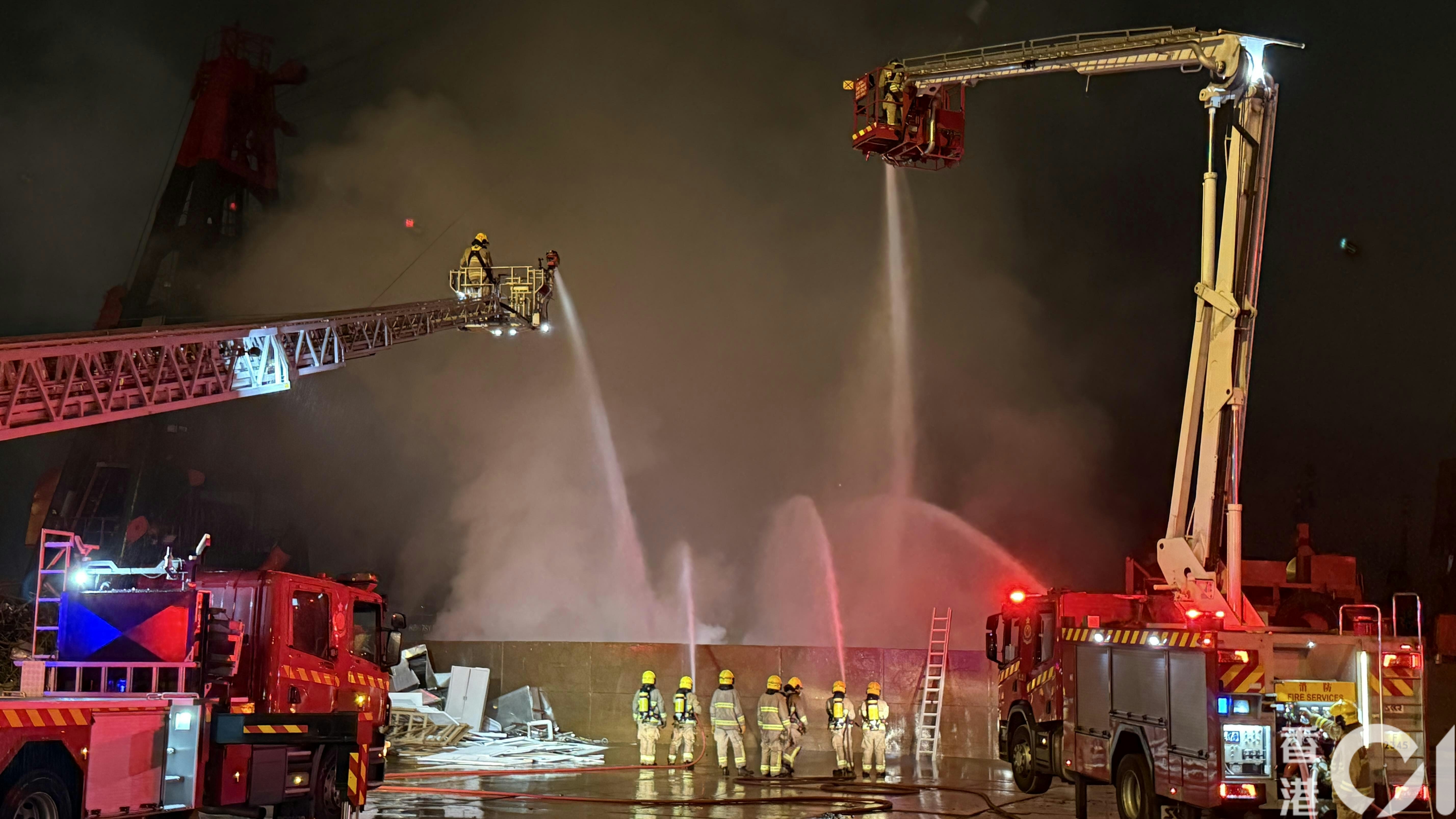 消防接報到場升雲梯，動用多條喉射水撲火。（李家傑攝）