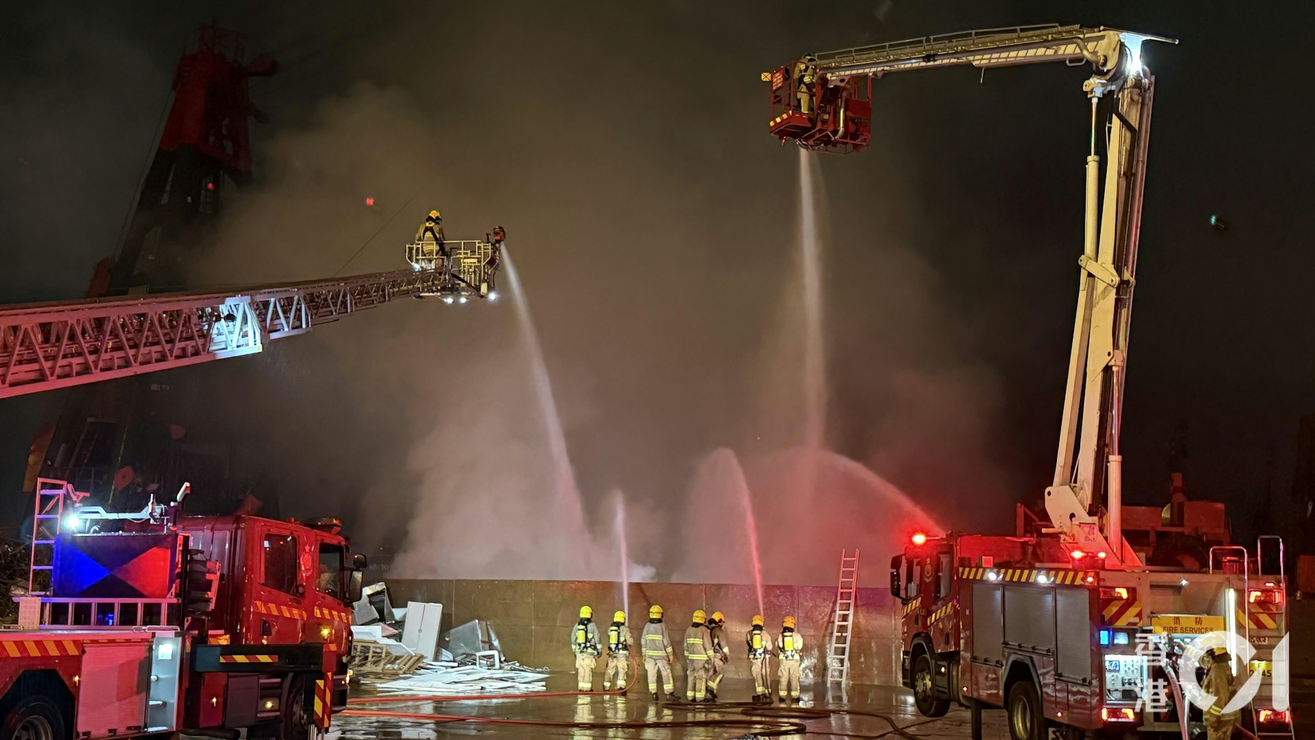 消防接報到場升雲梯,動用多條喉射水撲火。(李家傑攝) 消防接報到場升雲梯,動用多條喉射水撲火。(李家傑攝)